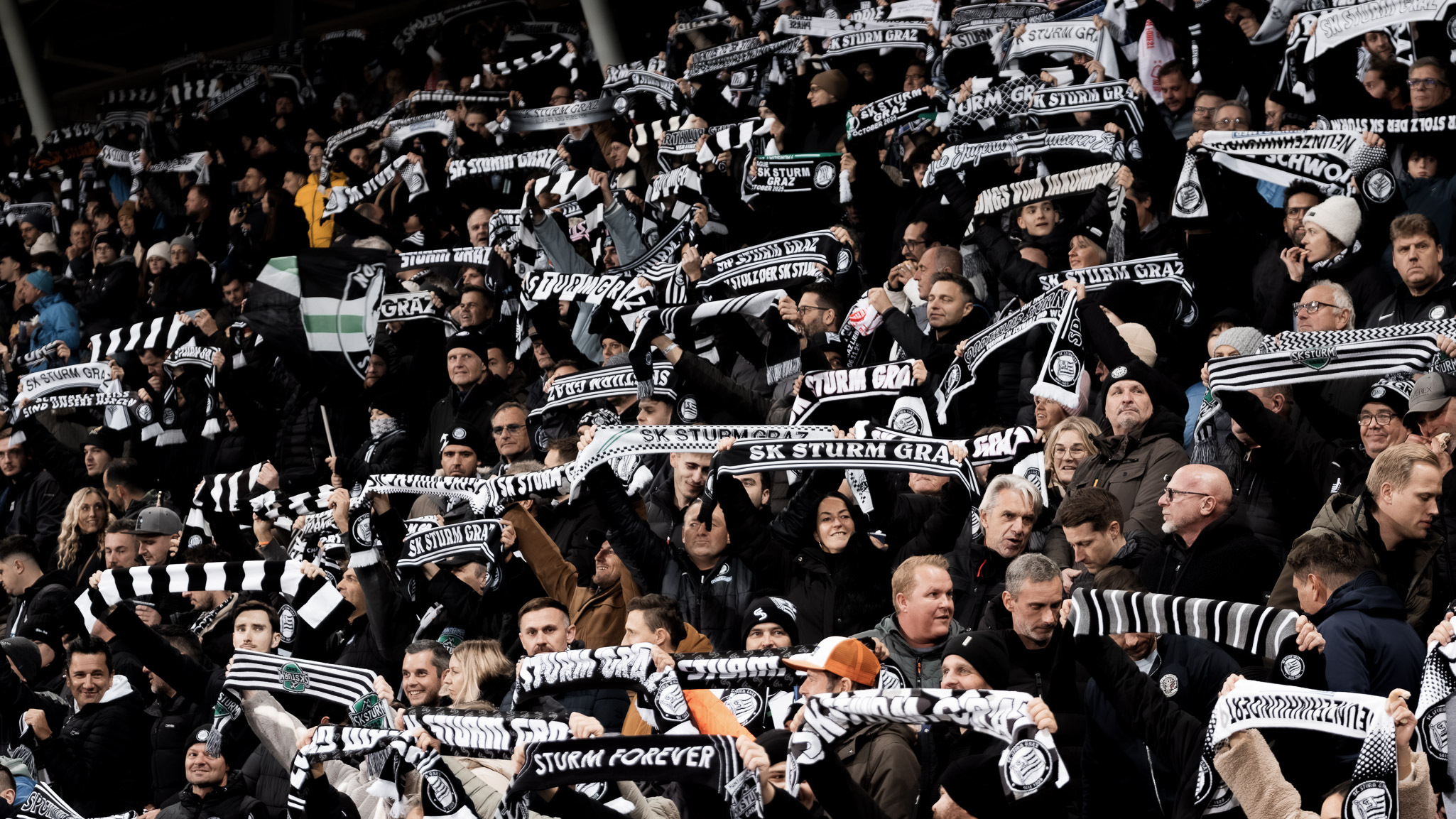 viele Fans mit Schals