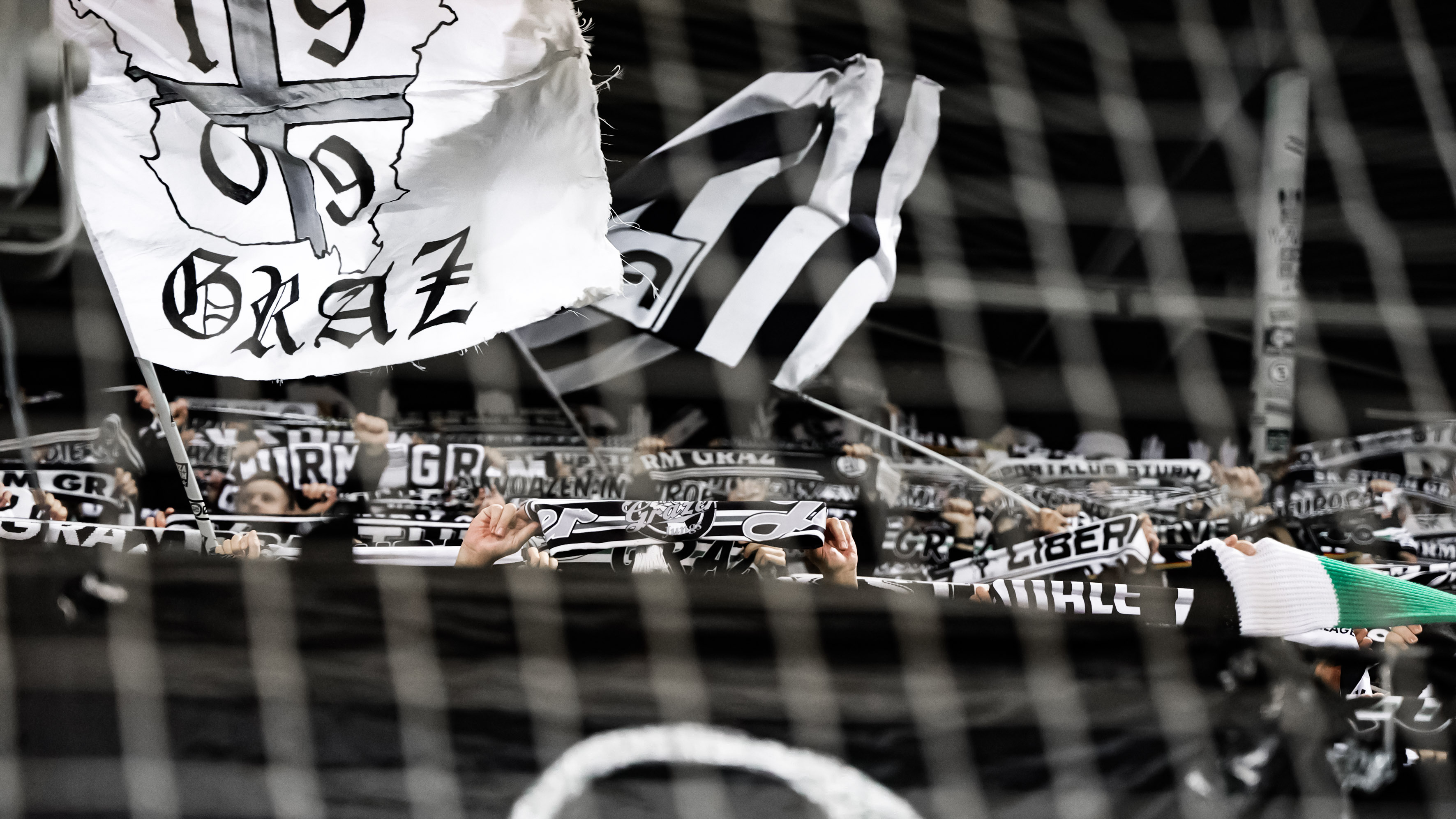 Viele Schals und zwei Fahnen