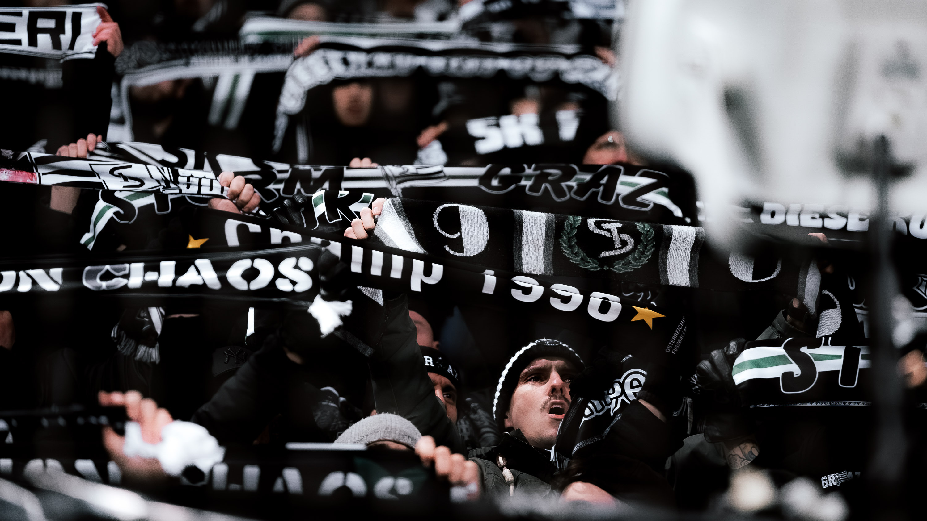 Viele Menschen halten einen Schal hoch