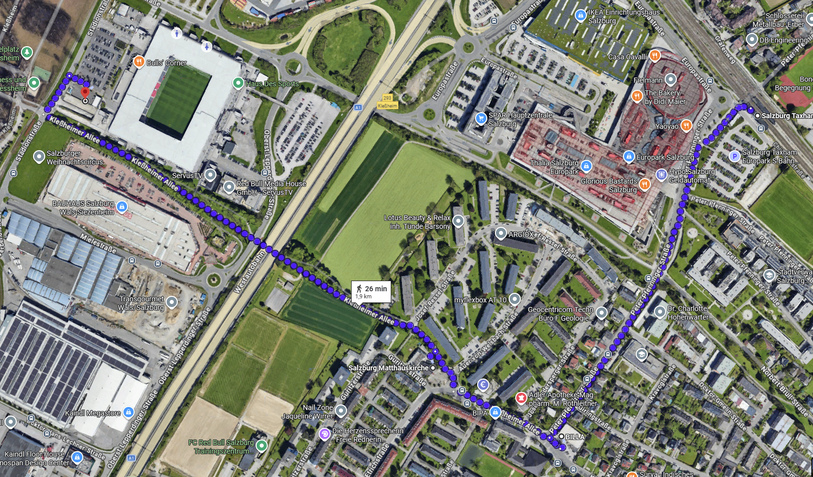 Eine Luftaufnahme wo man viele Straßen, Felder und Gebäude sieht