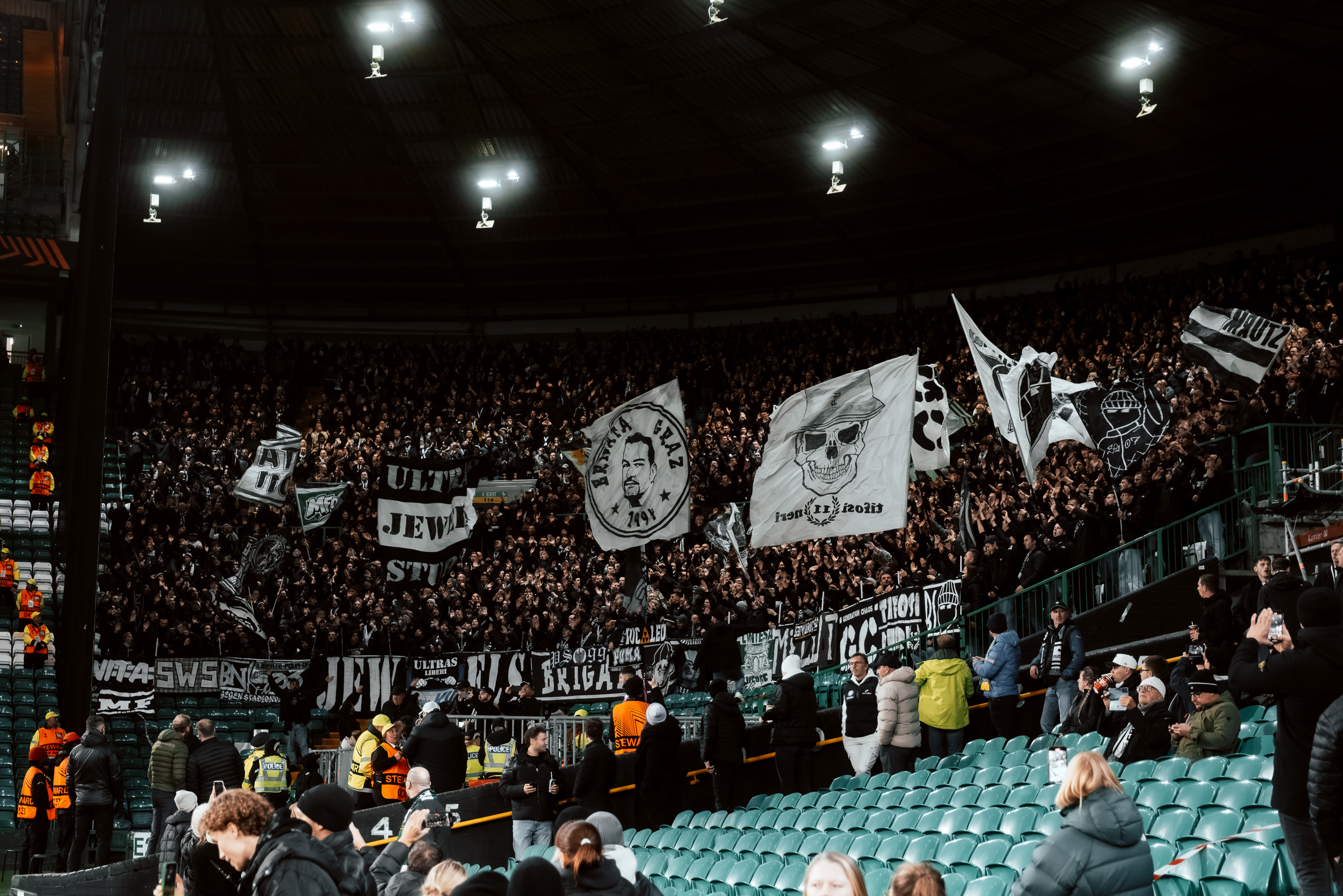 2.000 Menschen in einem Stadion strecken ihre Hände in die Höhe.