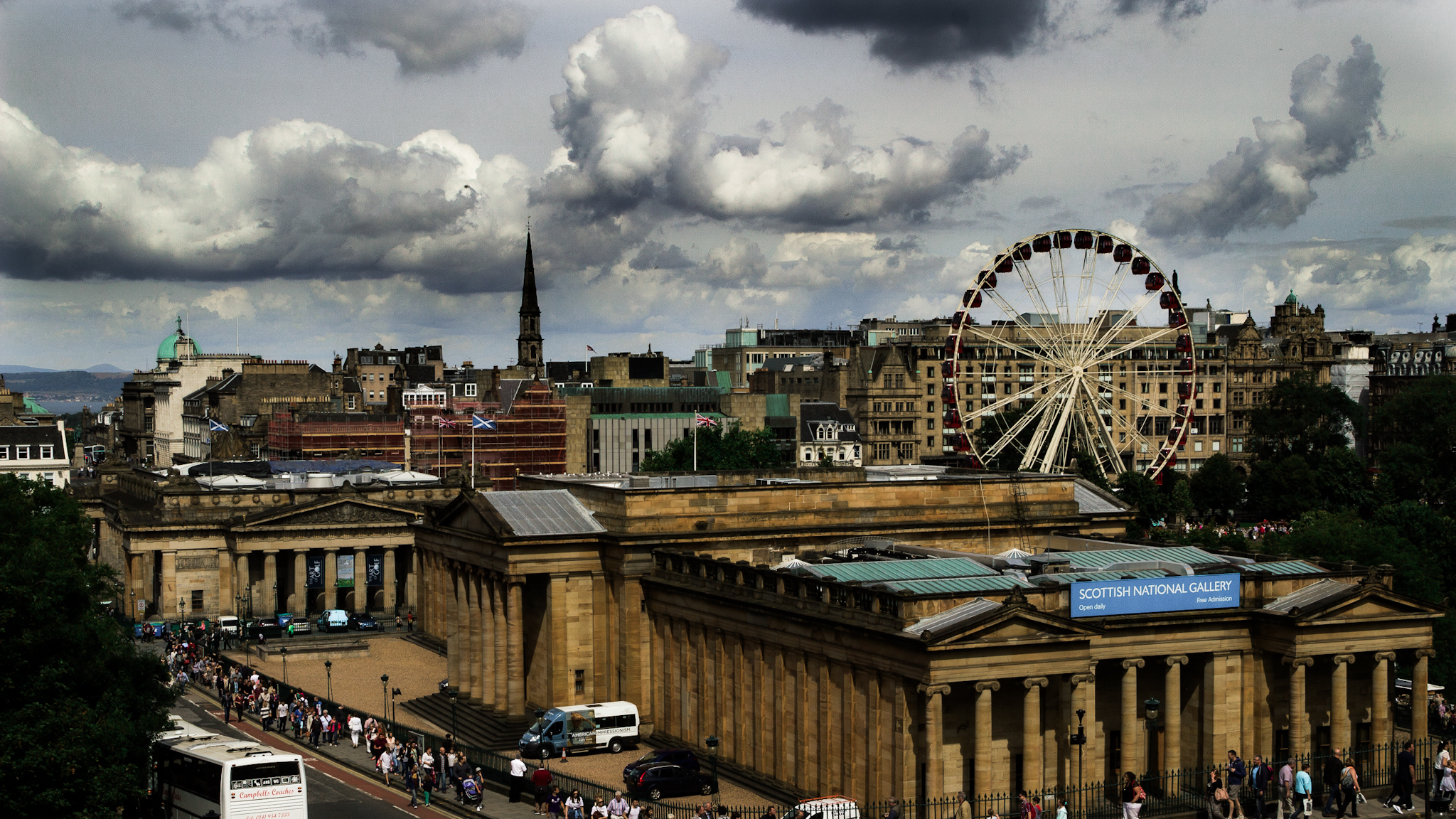 Eine Stadt, wo man einen Kirchturm, ein Museum und ein Riesenrad sieht.