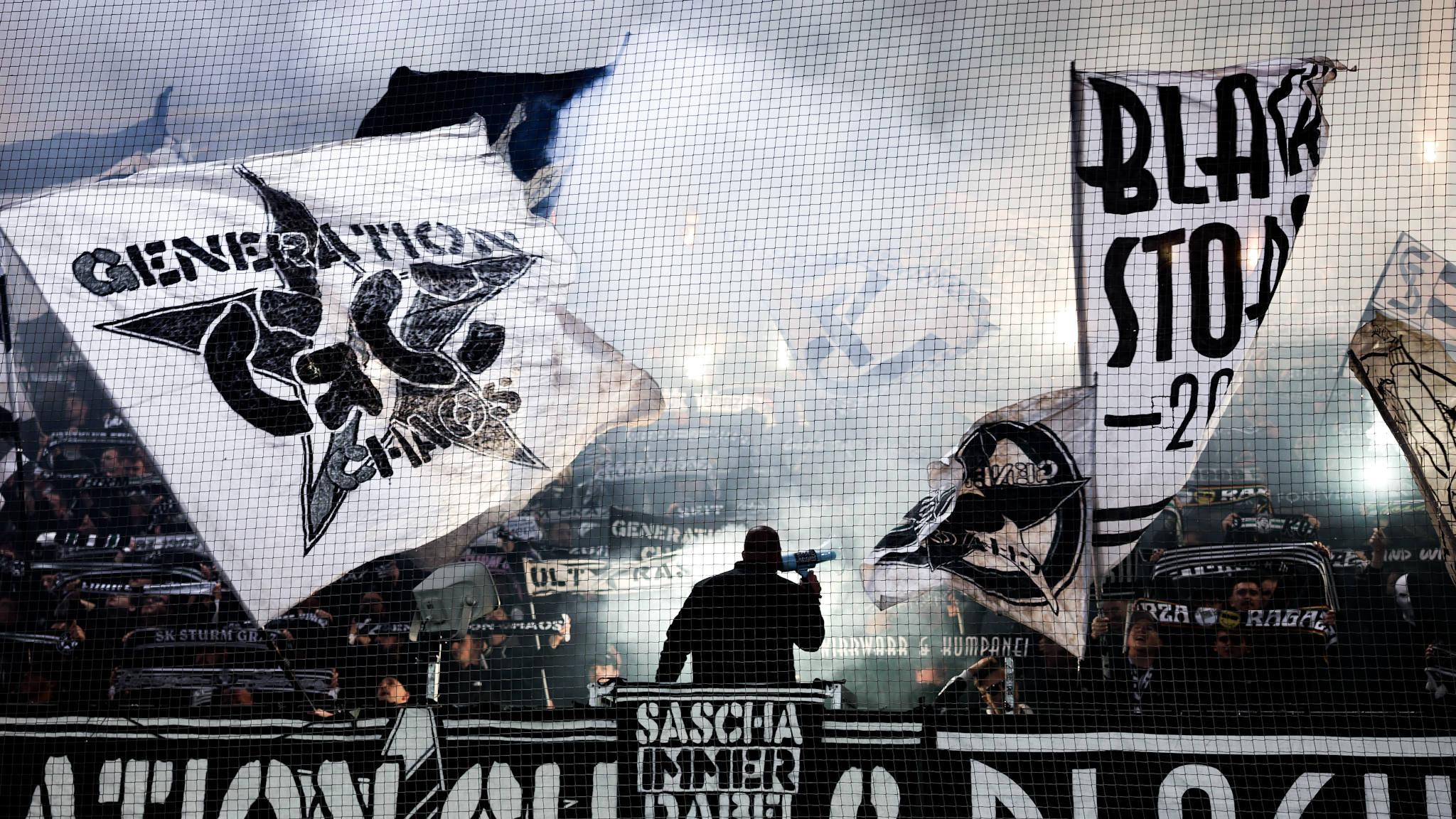 Viele Fahnen und Schals und viele Menschen