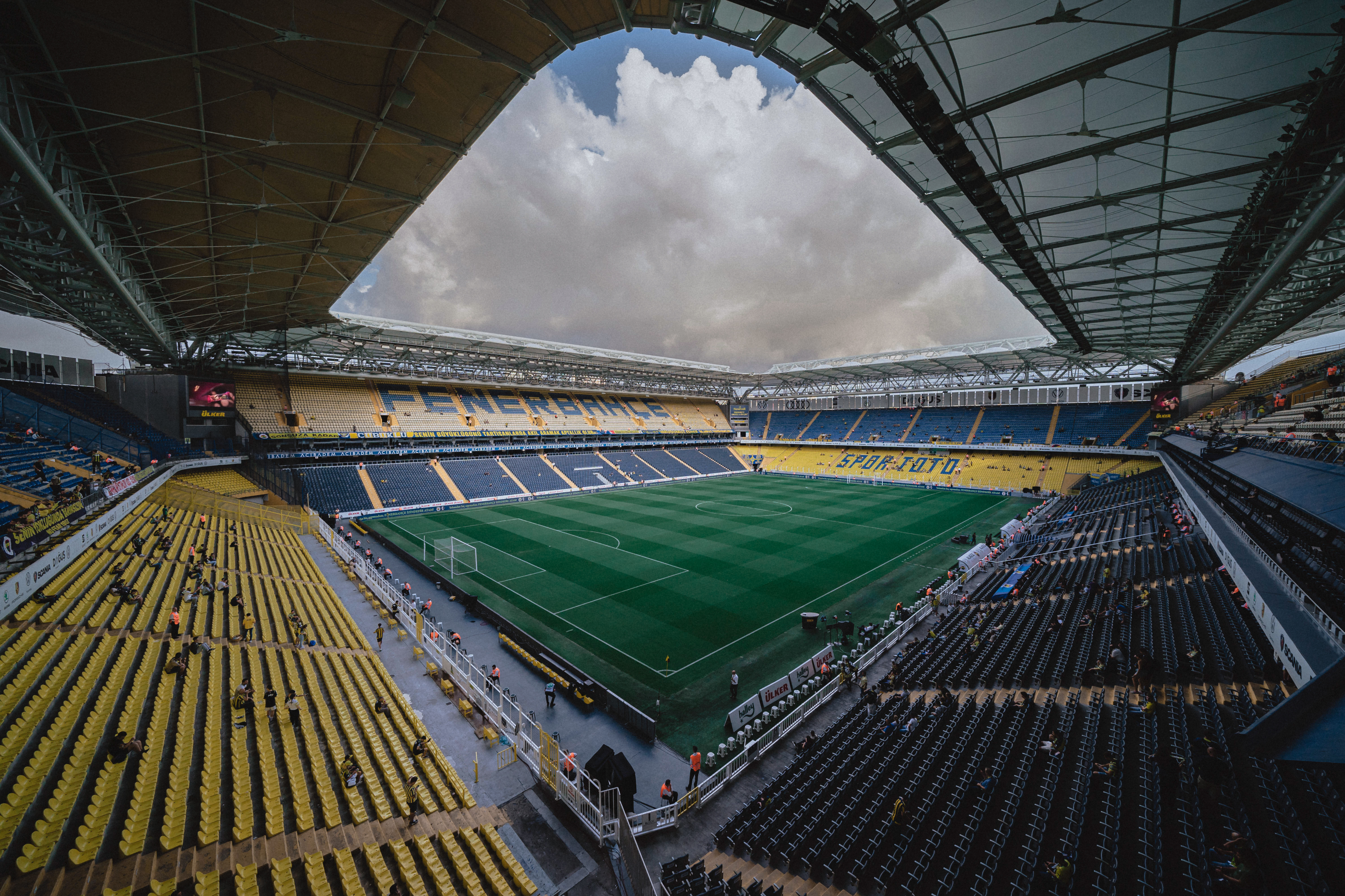Ein leeres Stadion mit schwarzen und gelben Sitzen.