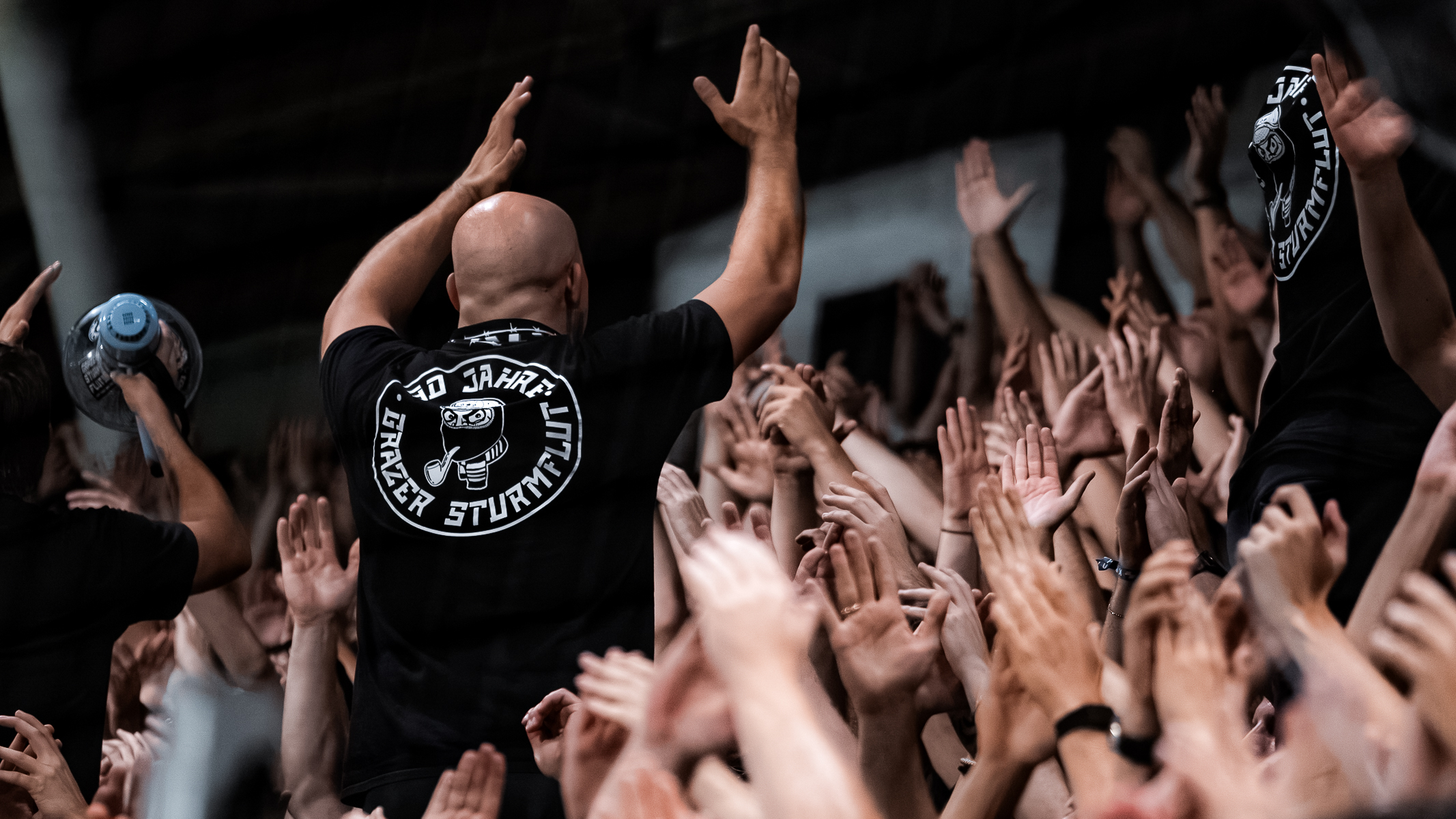 Viele Menschen halten ihre Hände in die Höhe