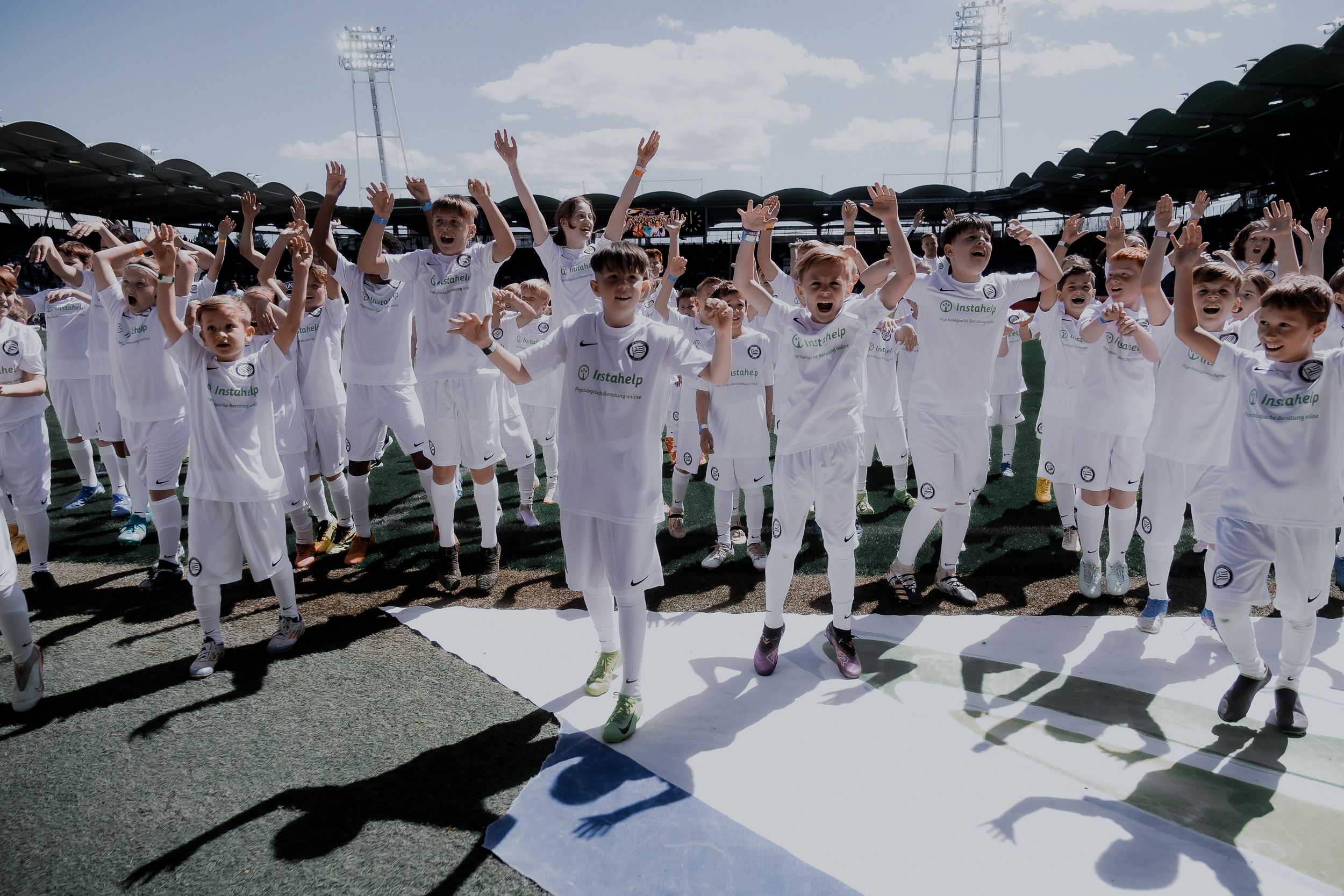 Kinder jubeln vor der Tribüne