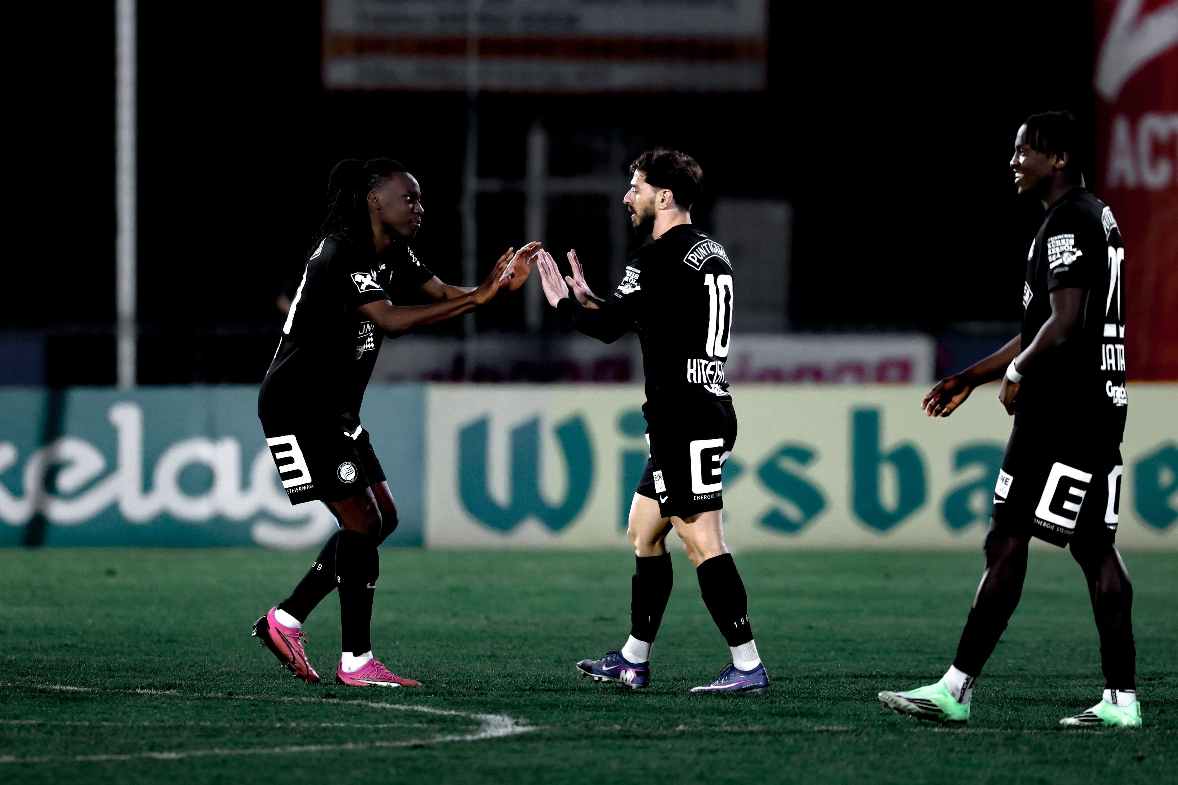 Zwei Spieler klatschen ab.