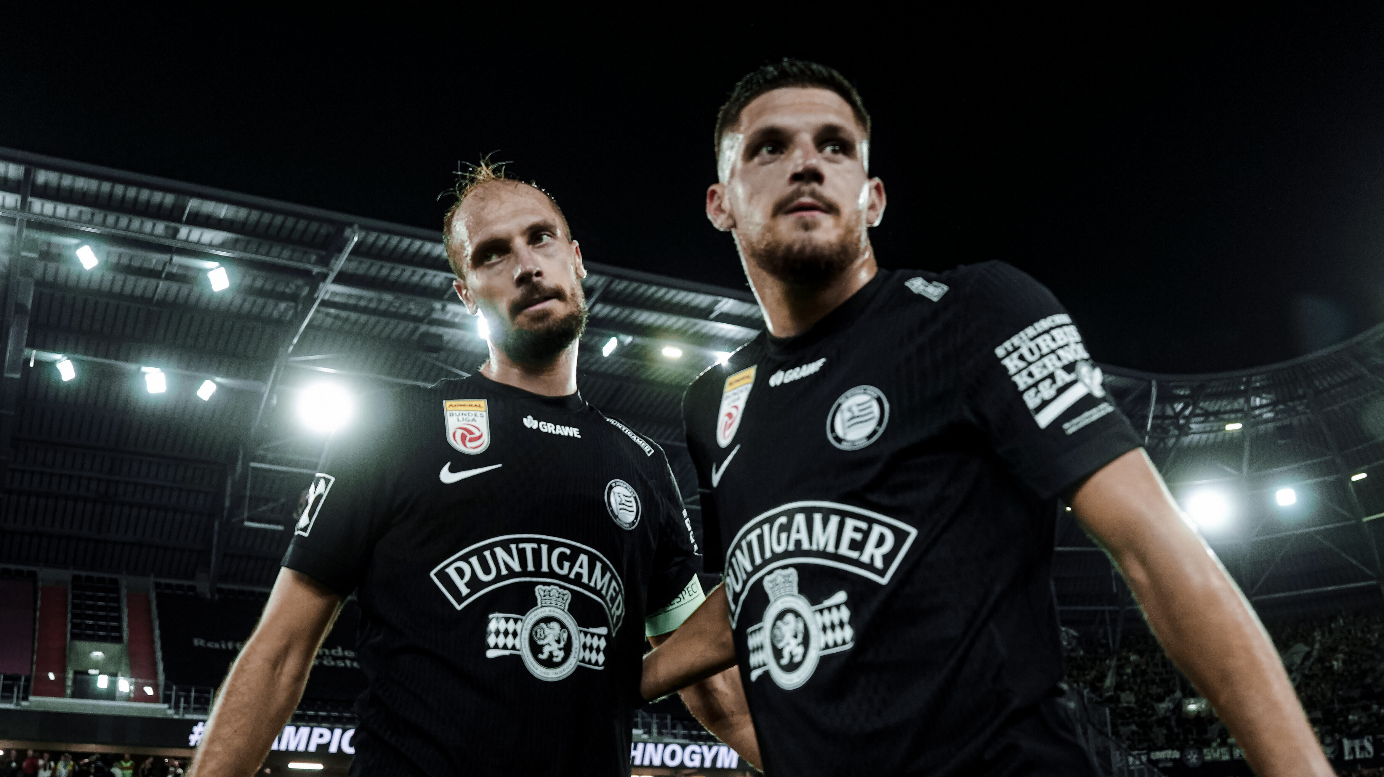 Zwei Männer die sich freuen