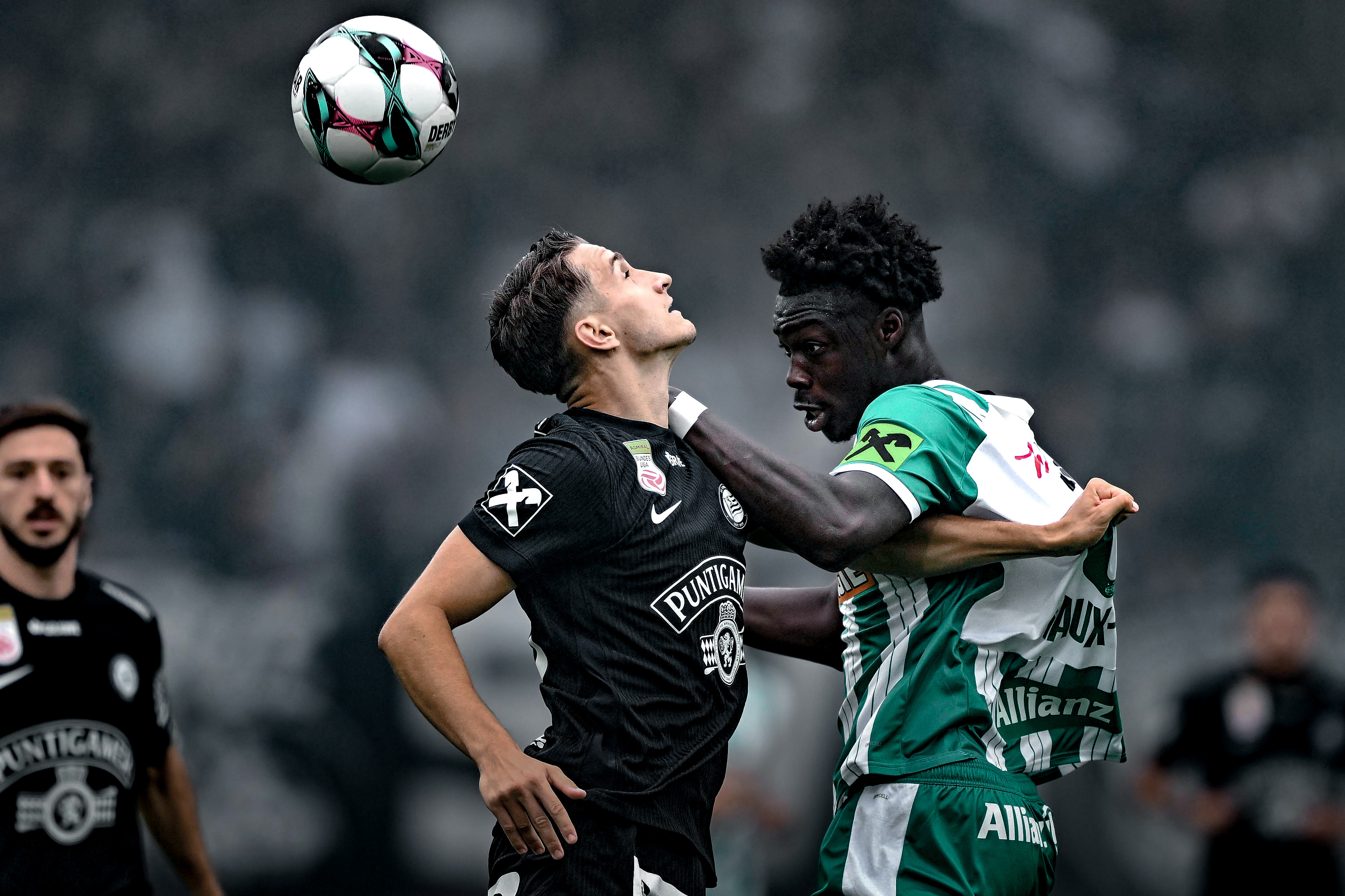 Zwei Spieler im Kampf um den Ball