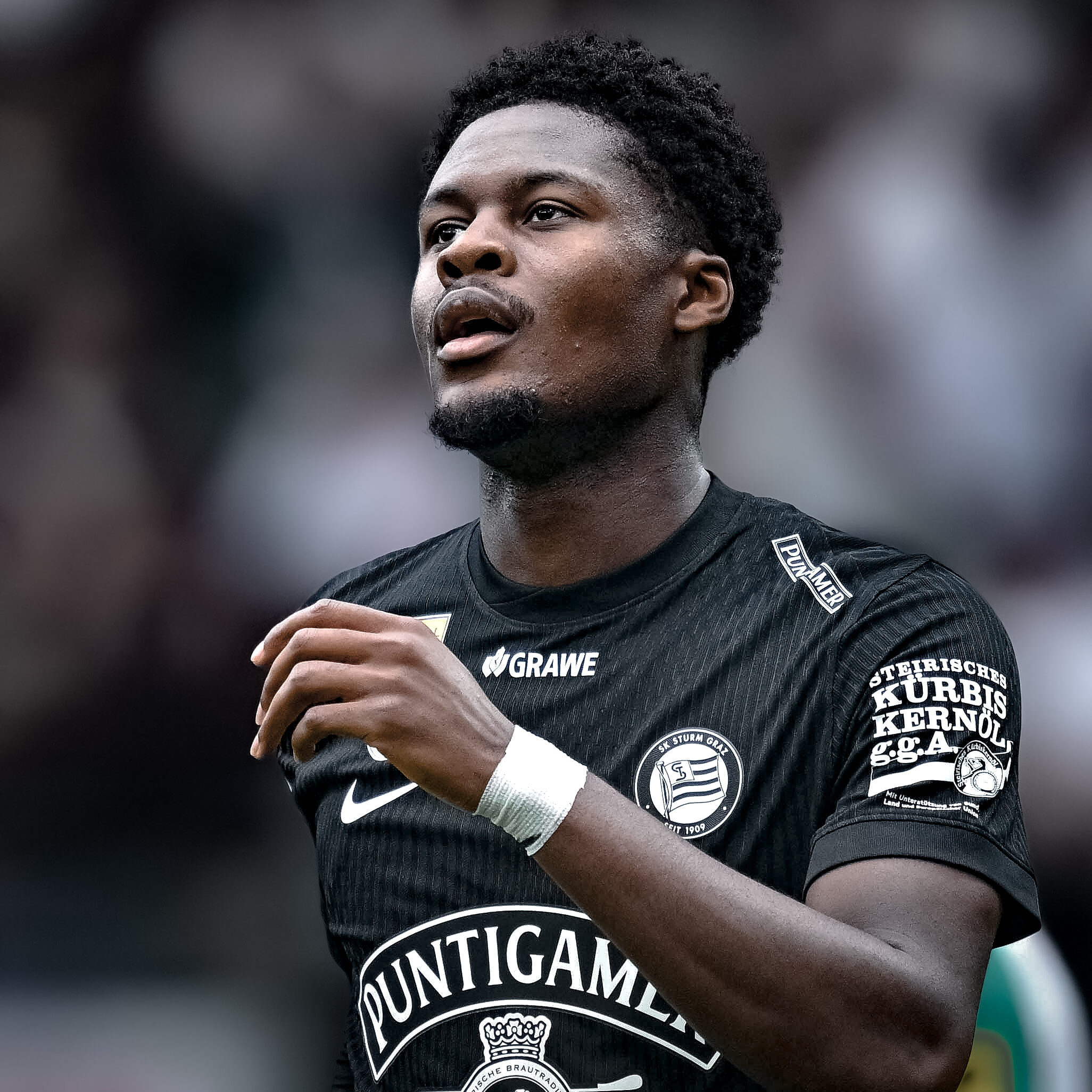 Ein Spieler im schwarzen Trikot