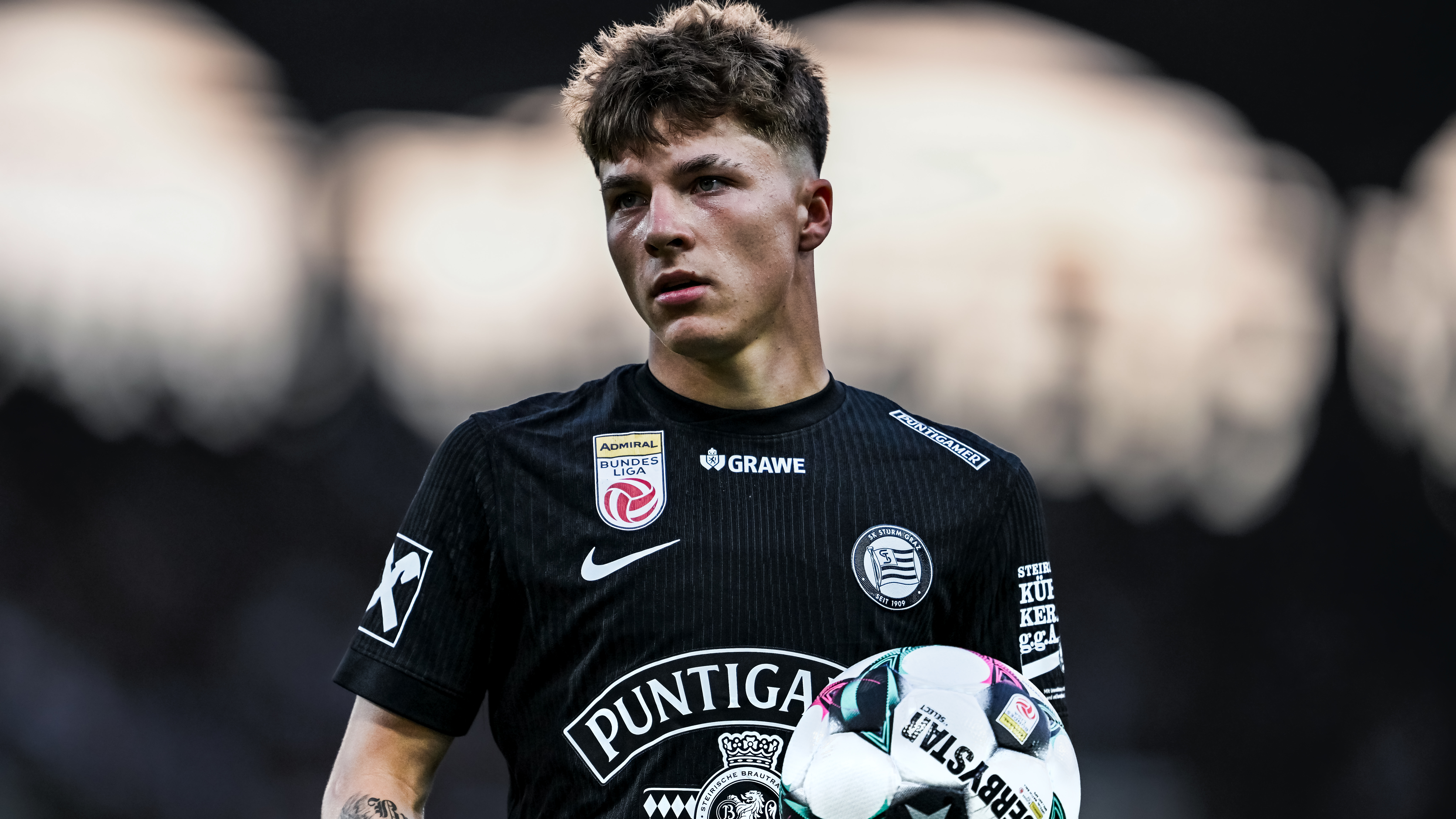 Ein Spieler mit Ball