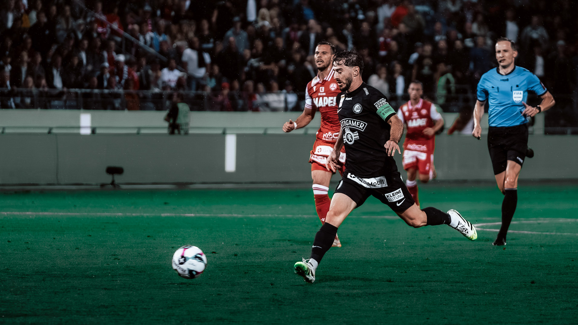 Ein Spieler in einem schwarzen und einer in einem weißen Trikot