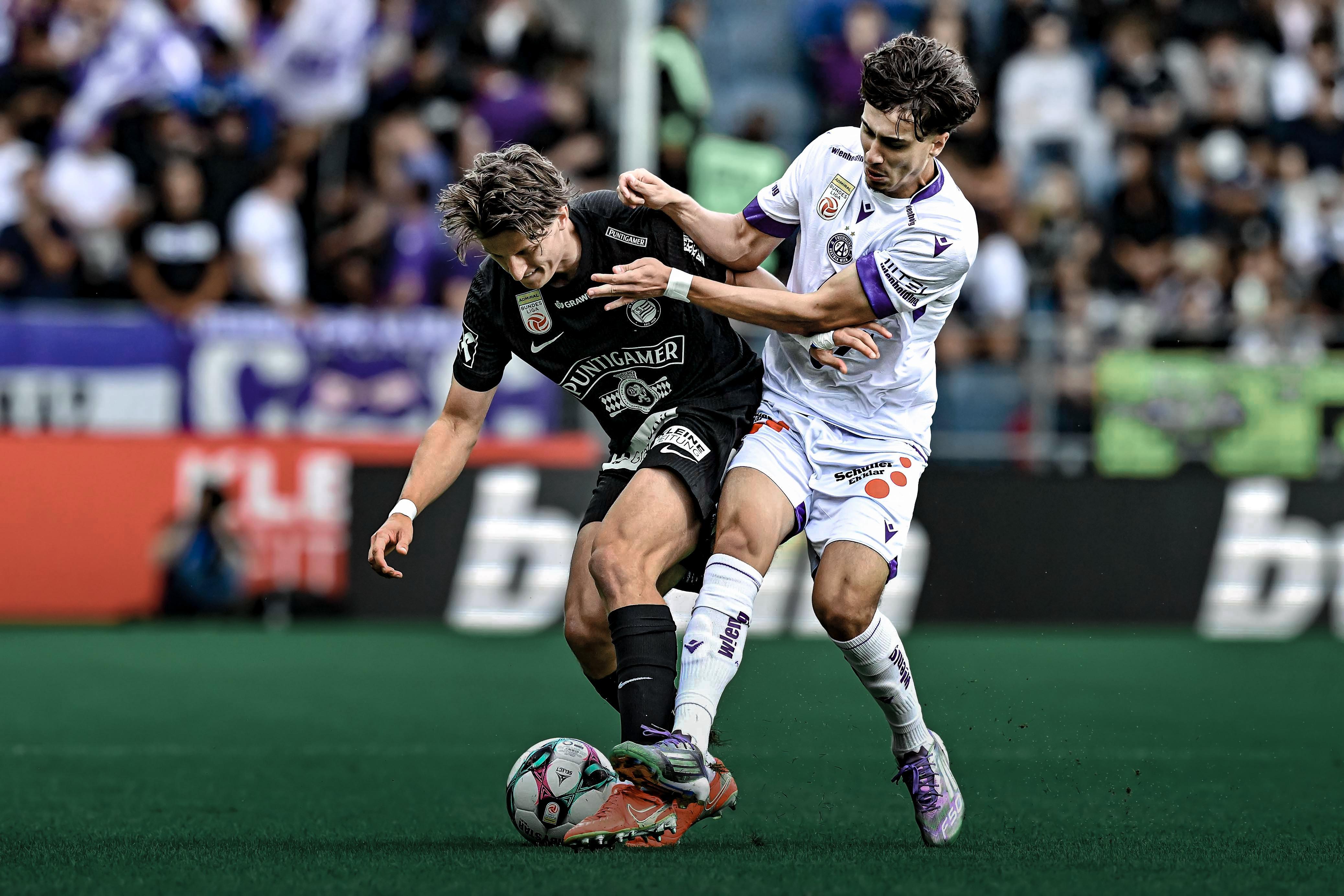 Zwei Spieler im Kampf um den Ball