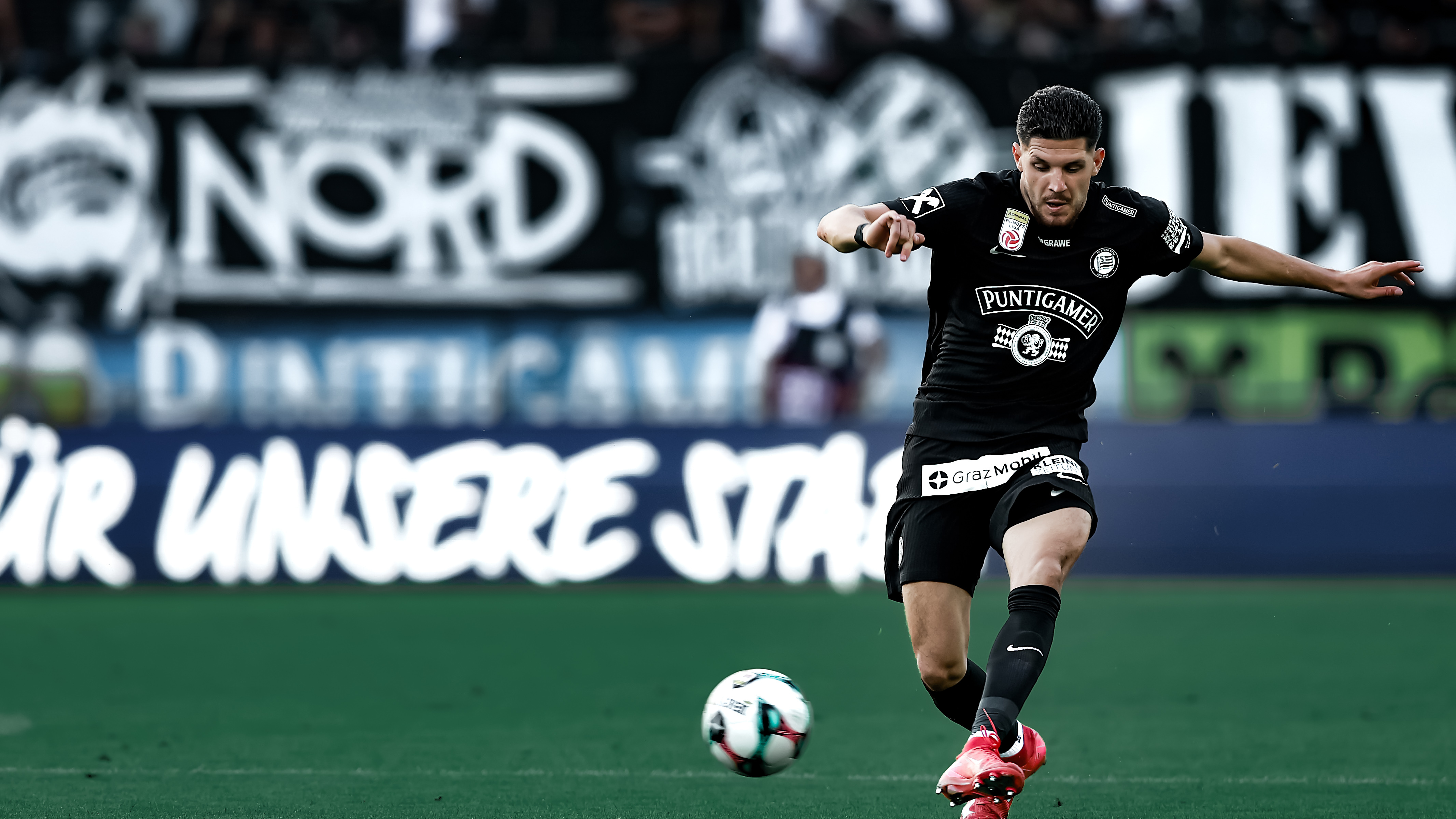 Ein Spieler, der gerade einen Ball passt