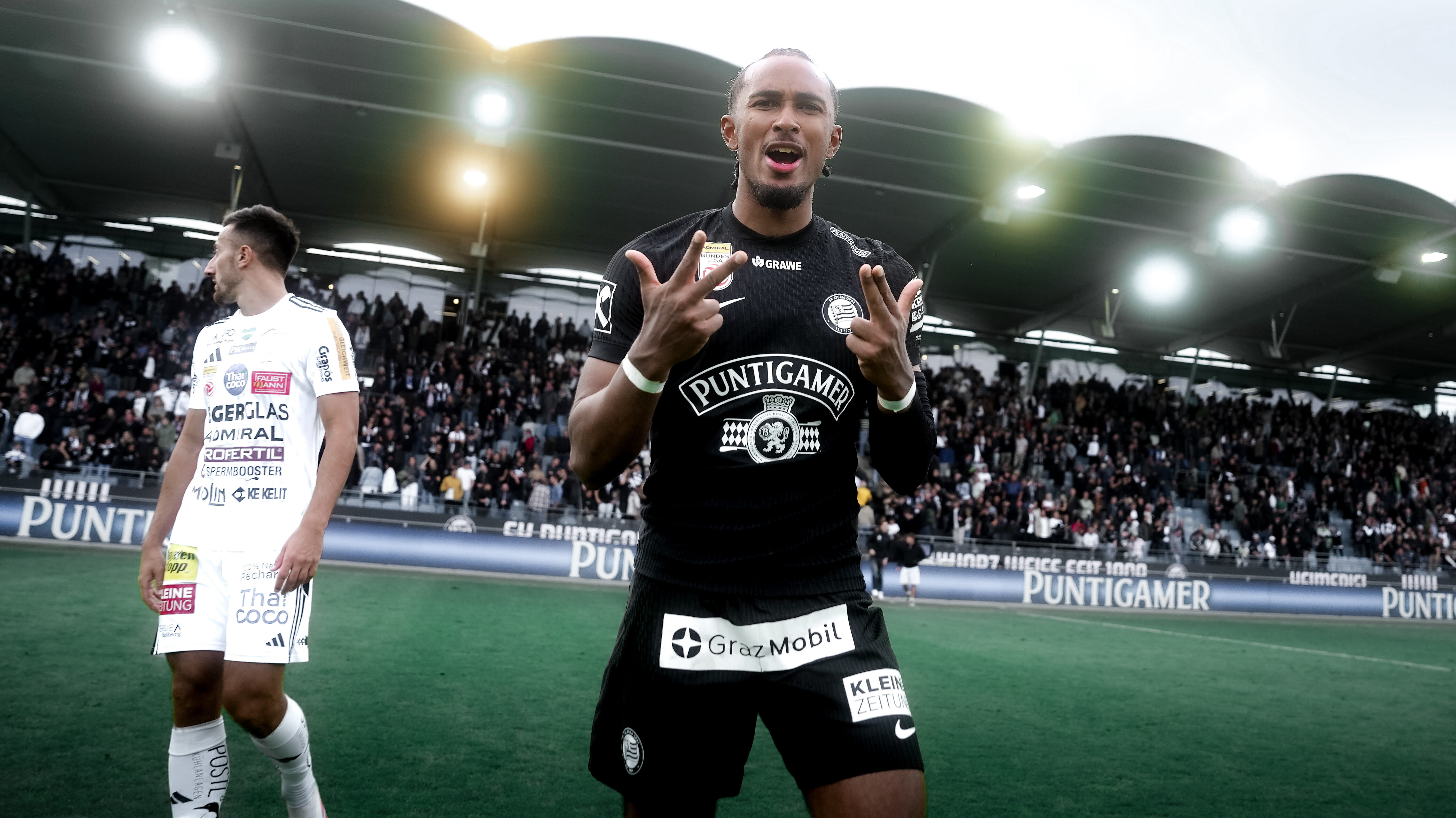 Ein Mann im schwarzen Trikot jubelt über drei Punkte