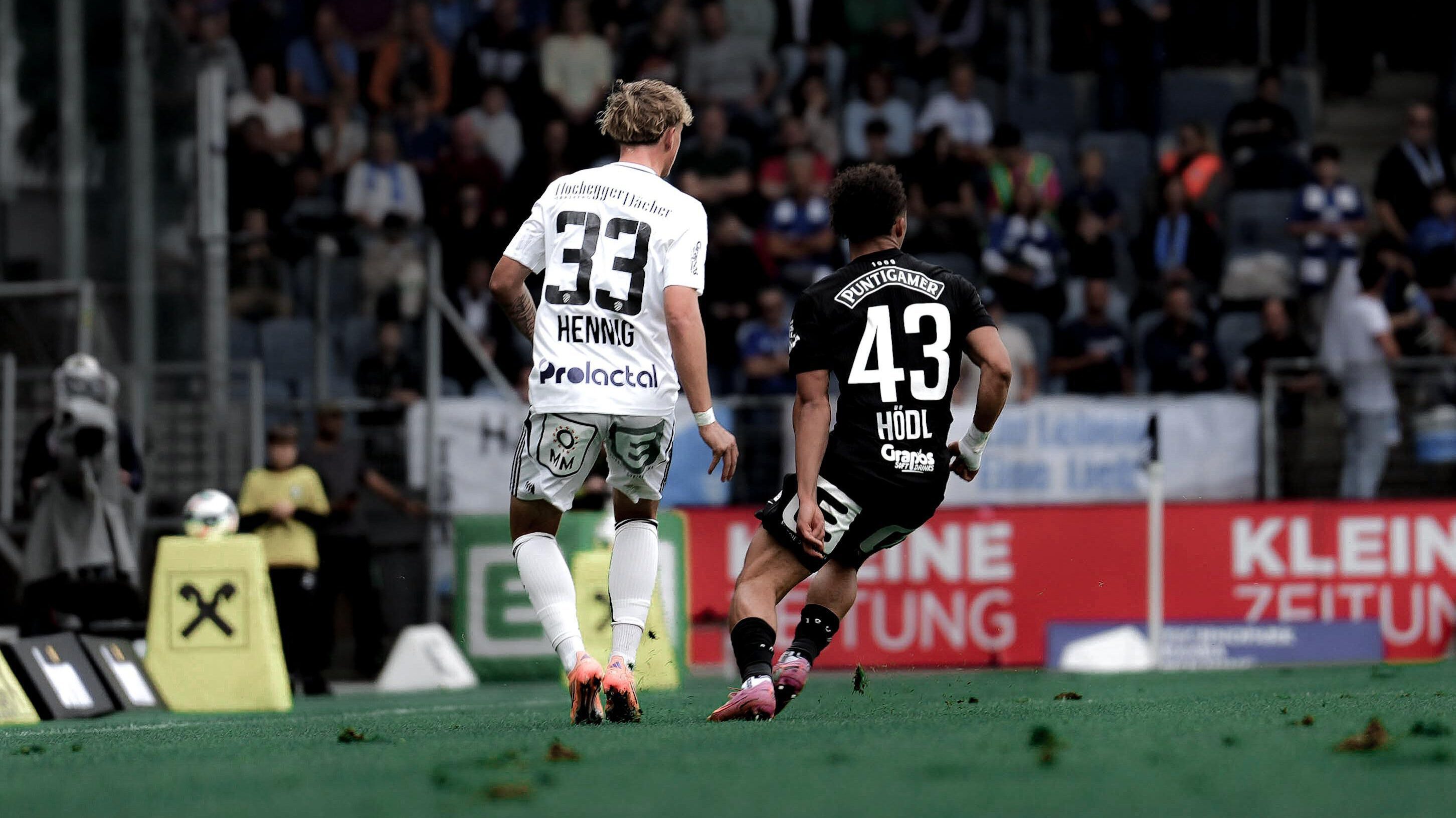 Zwei Spieler kämpfen um den Ball