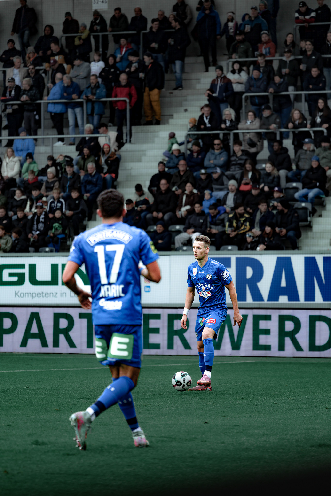 Zwei Spieler mit Ball