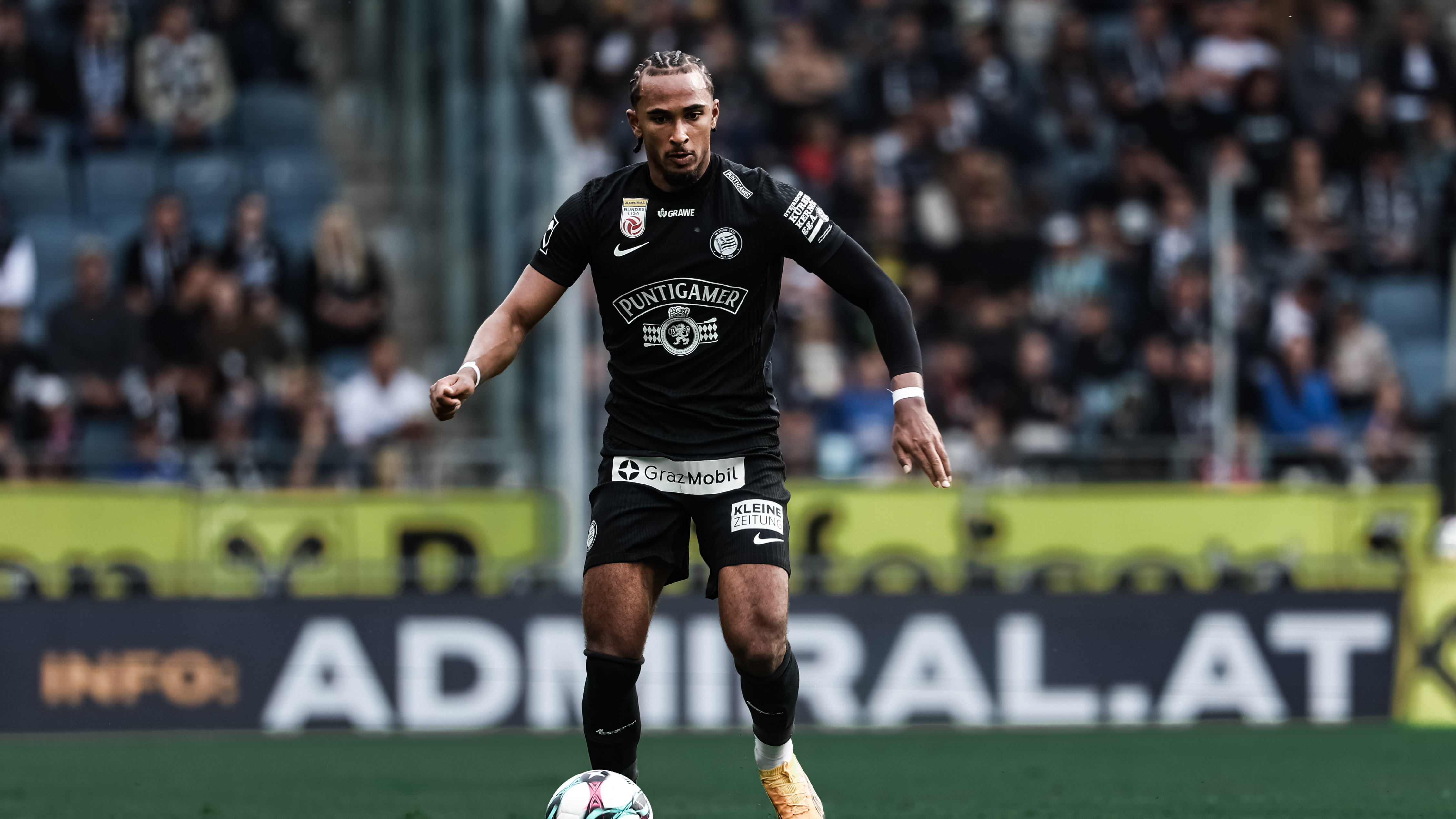 Ein Spieler mit Ball am Fuß
