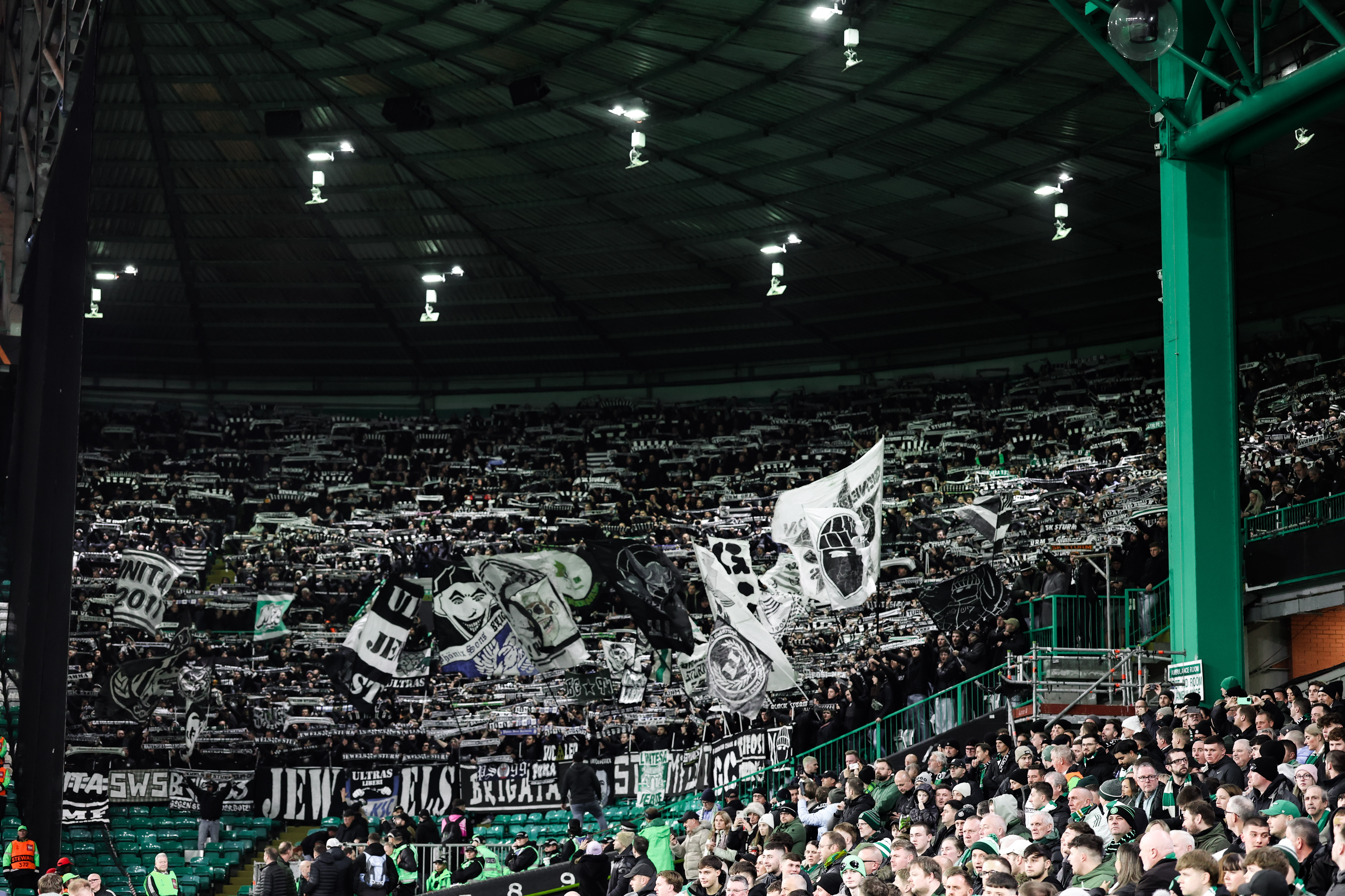 Fans mit Schals und Fahnen