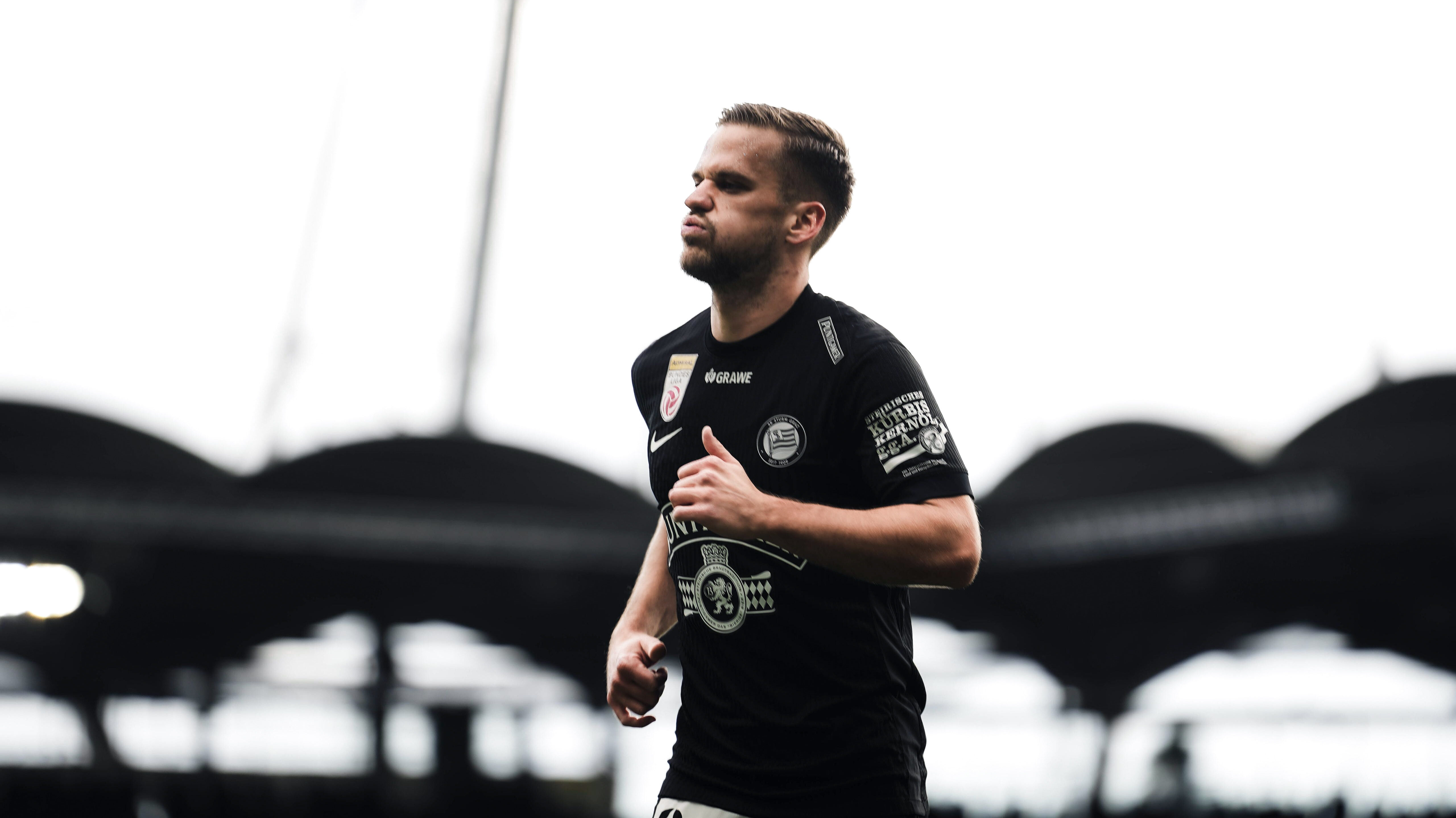 Ein Spieler im schwarzen Trikot im Stadion