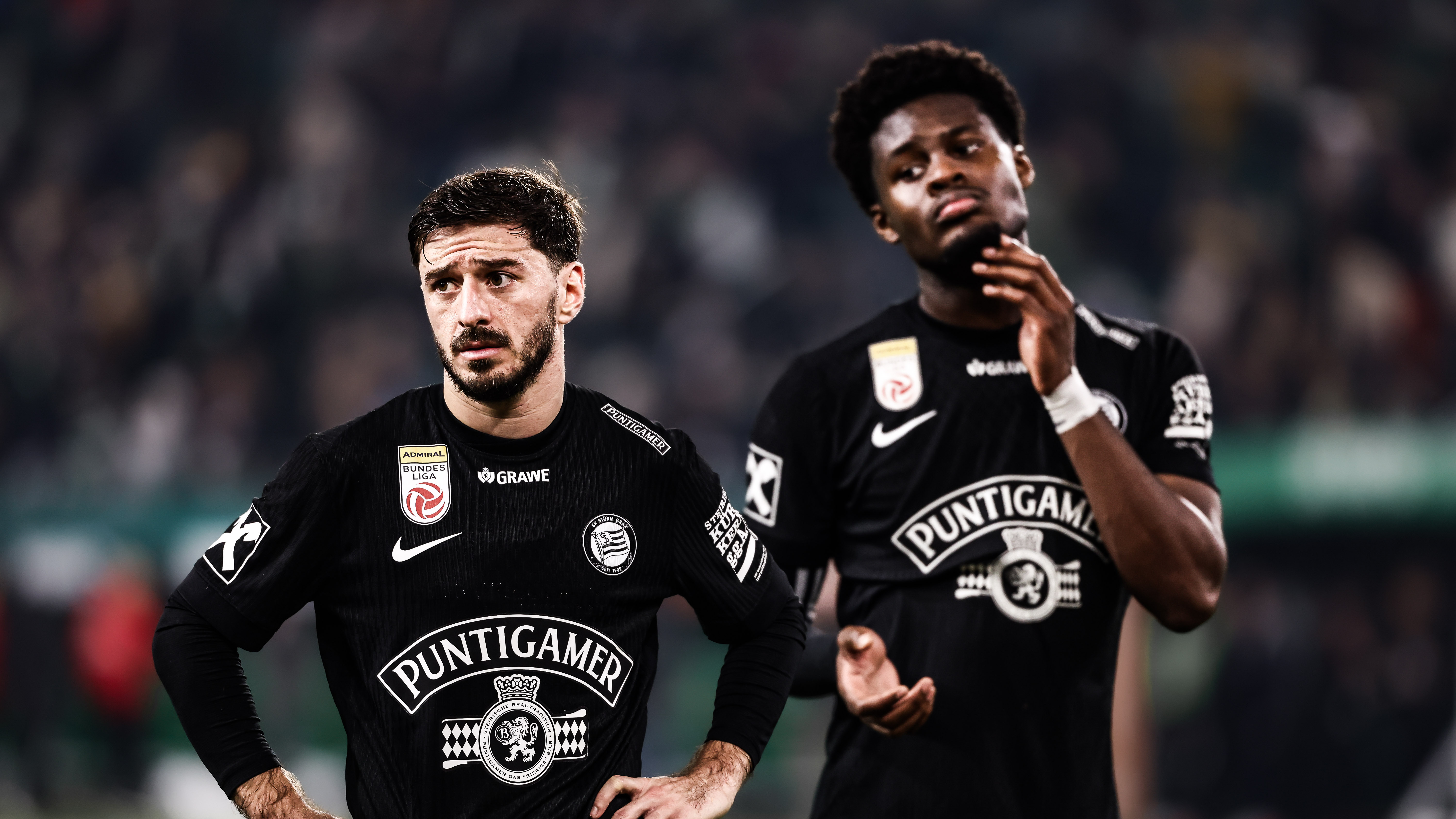 Zwei Spieler in einem schwarzen Trikot