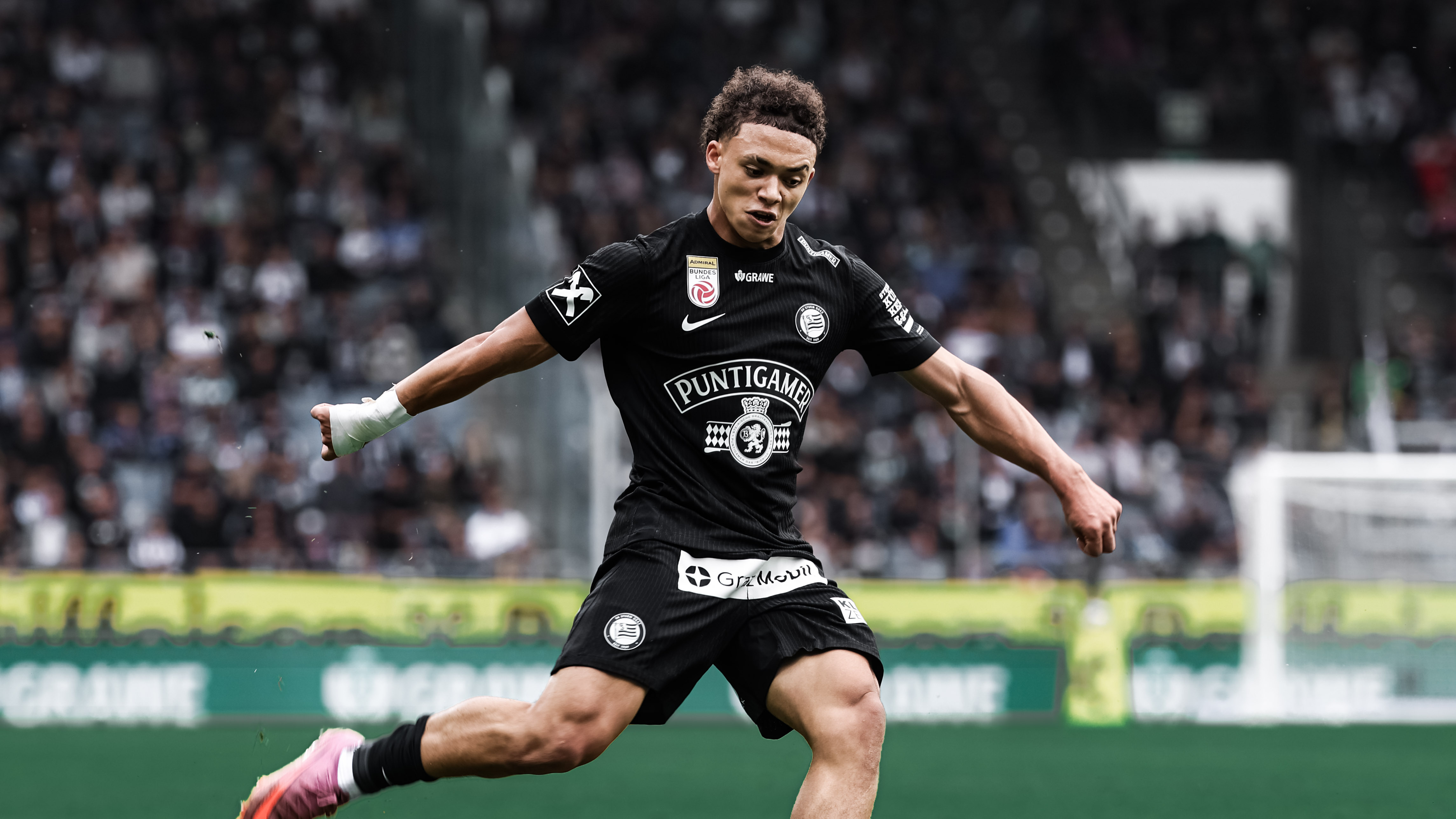 Ein Spieler in einem schwarzen Trikot