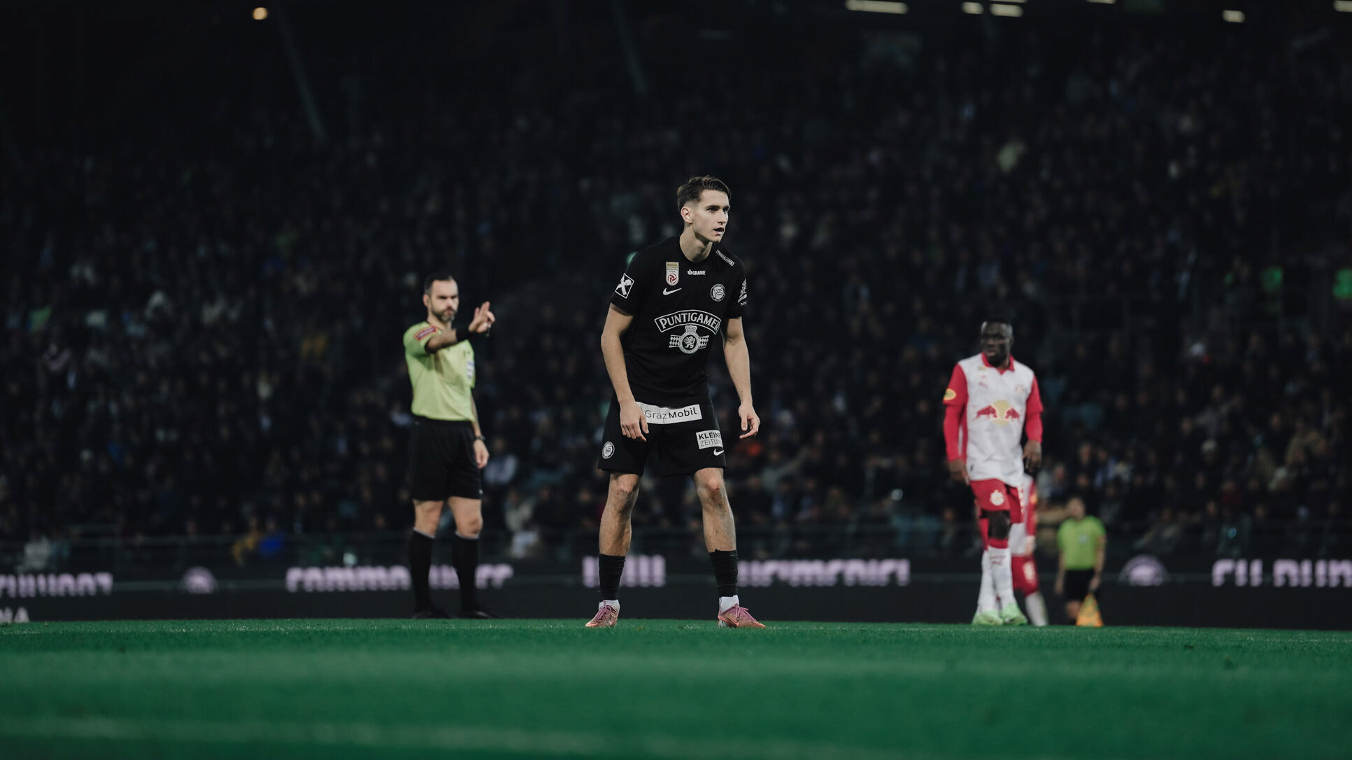 Ein Spieler im Vordergrund.