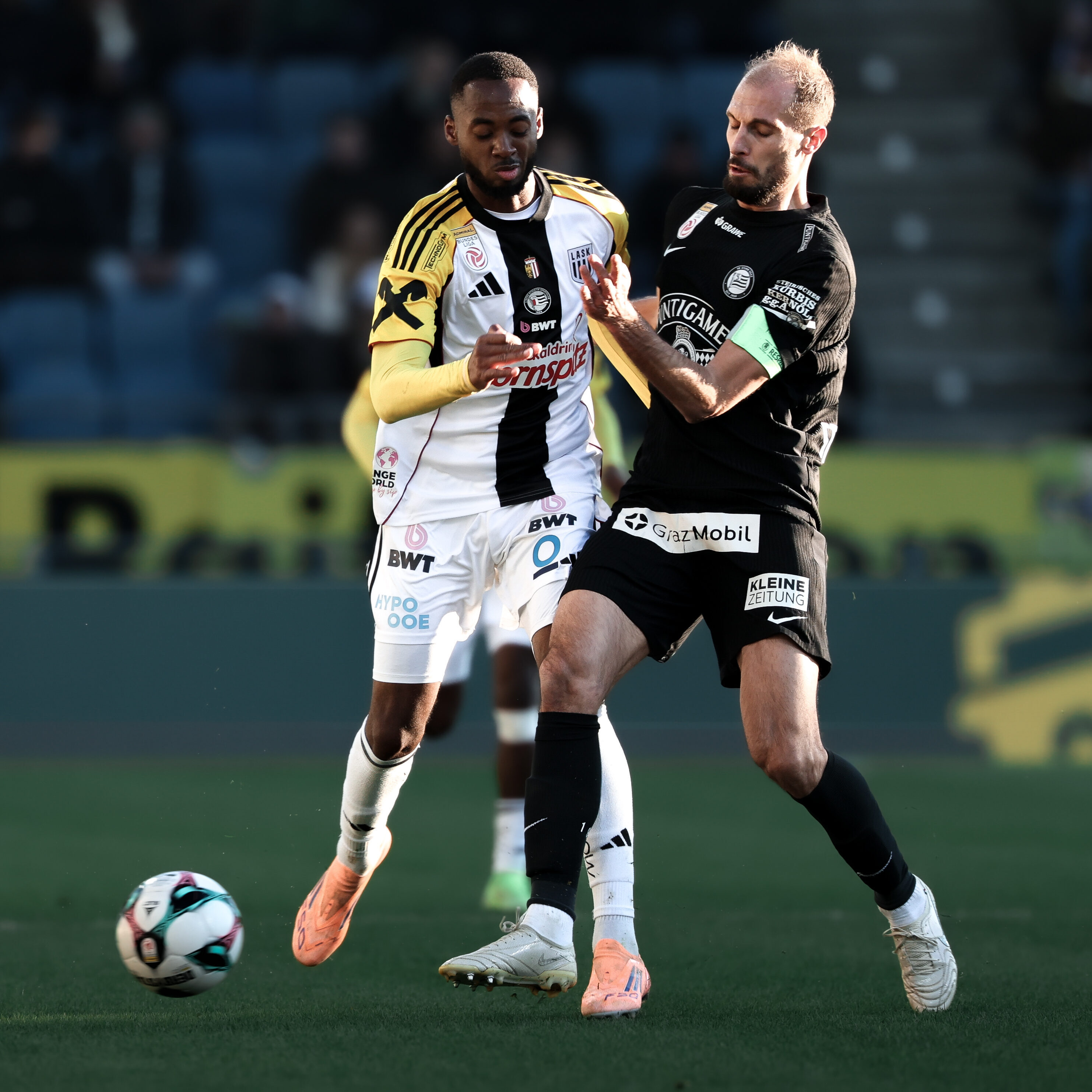Zwei Spieler im Zweikampf um den Ball