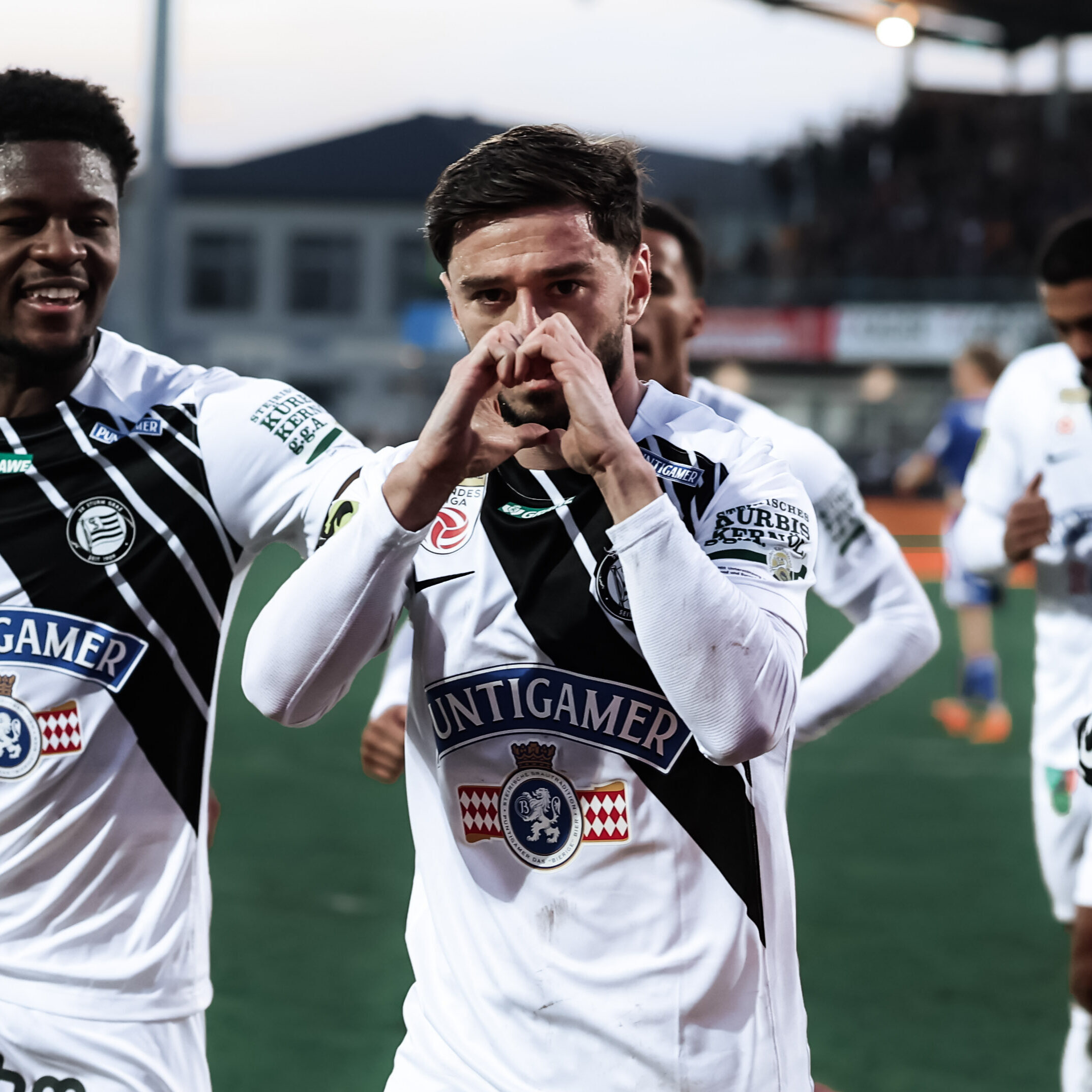 Mehrere Spieler jubeln