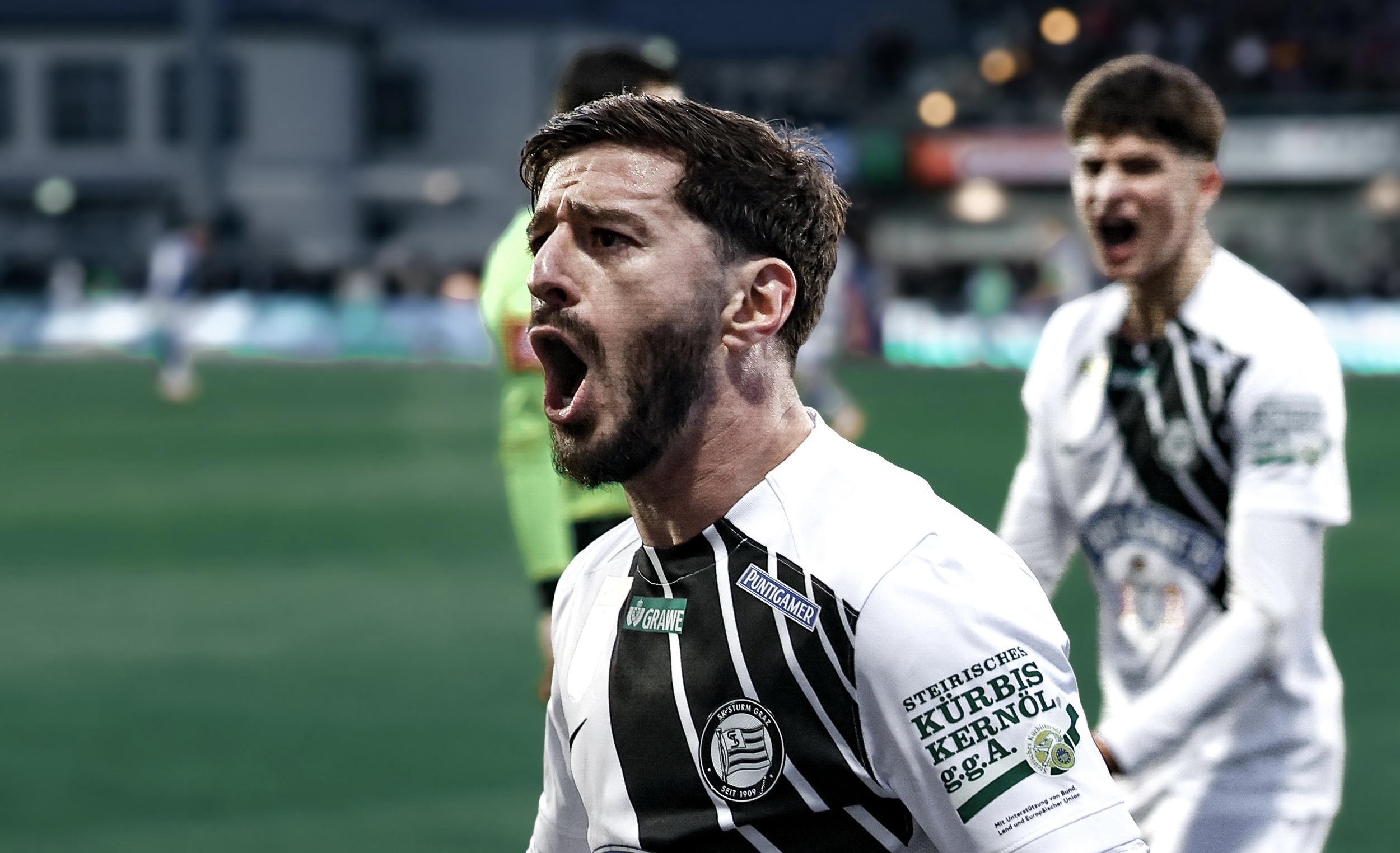 Zwei Spieler die jubeln