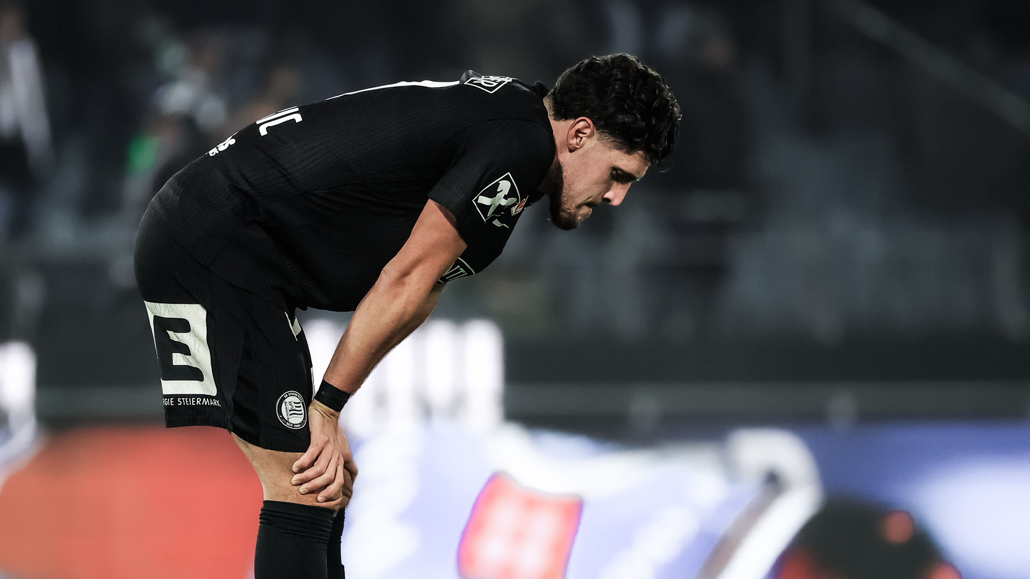 Ein enttäuschter Spieler in einem schwarzen trikot