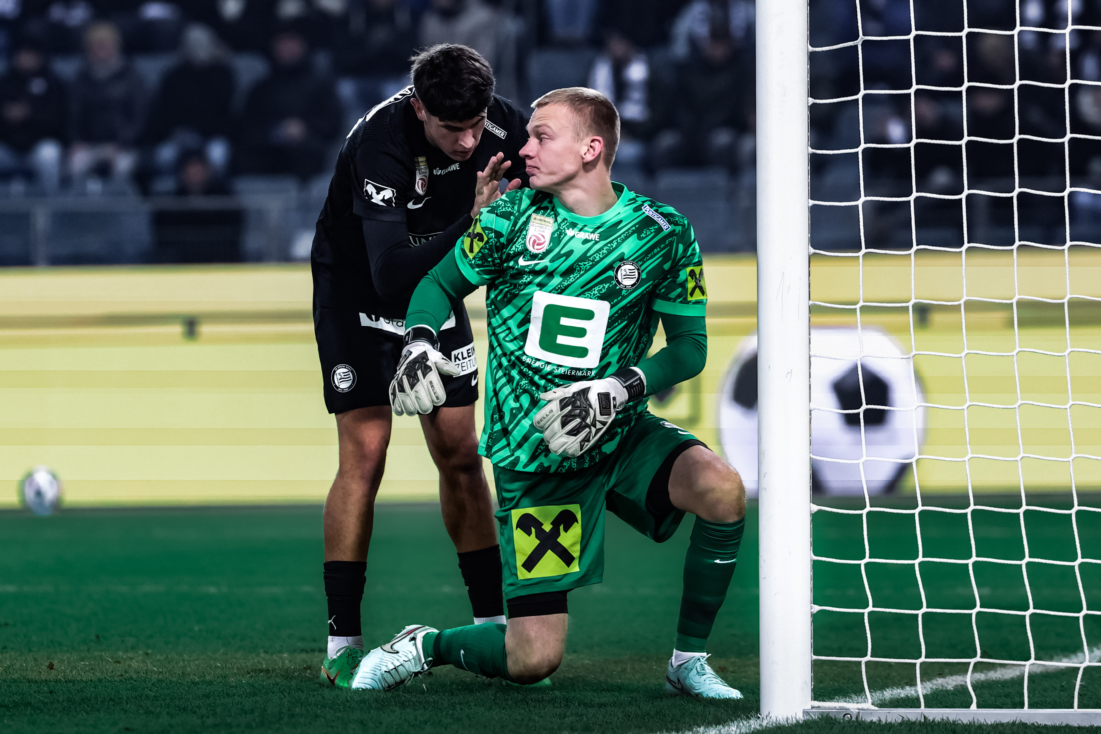 Zwei Spieler reden miteinander.