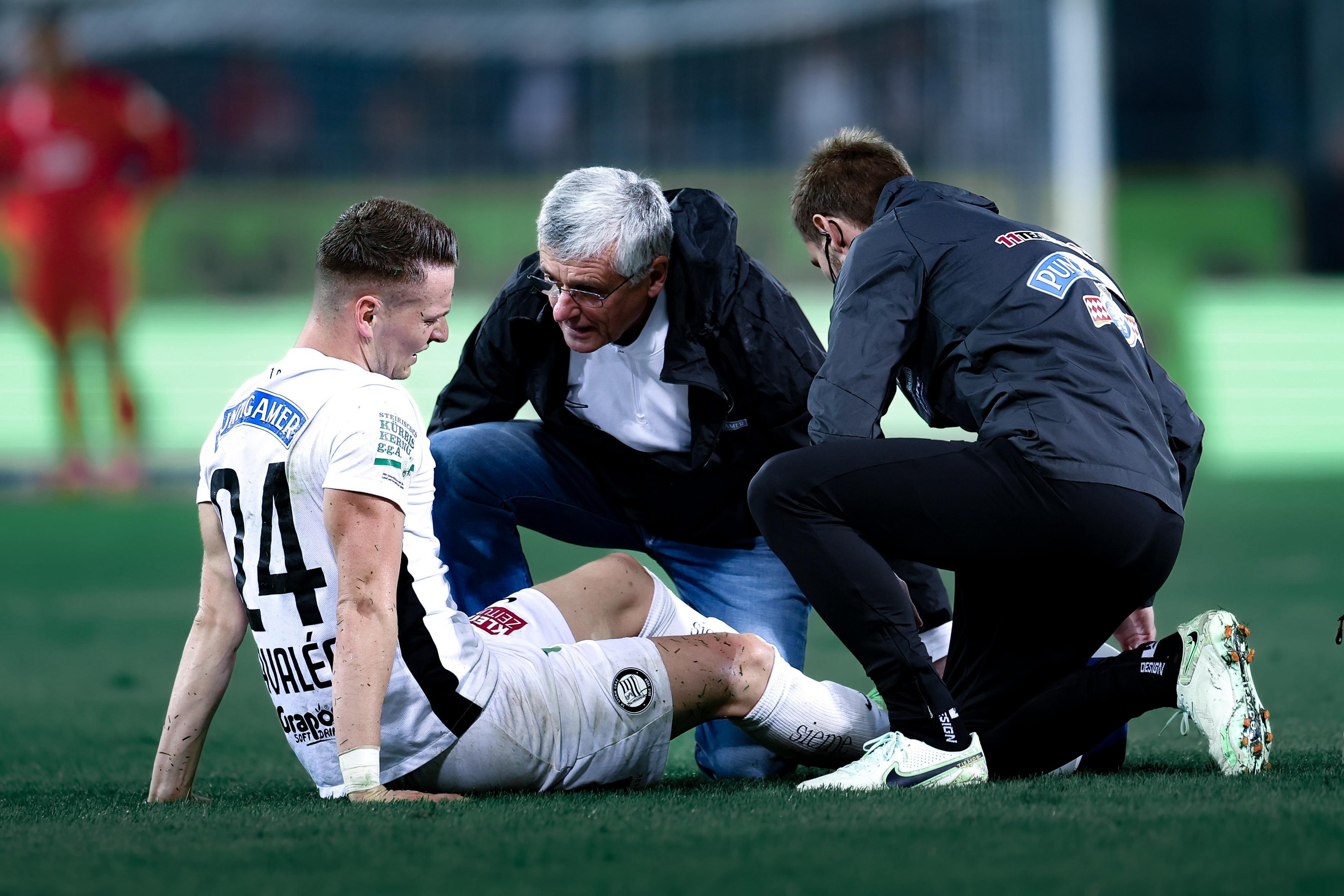 Zwei Männer verarzten einen Spieler