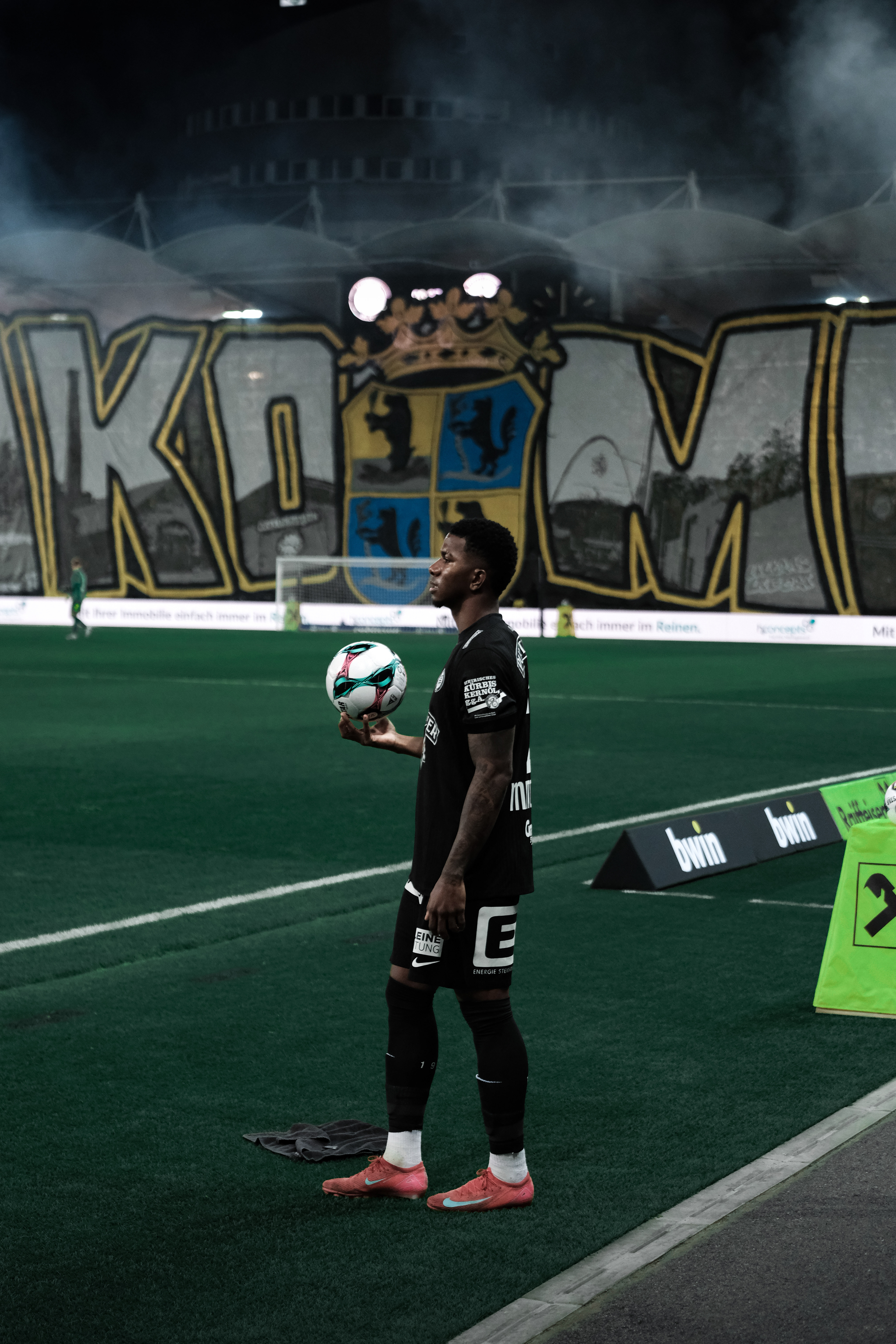 Ein Mann mit Ball in der Hand