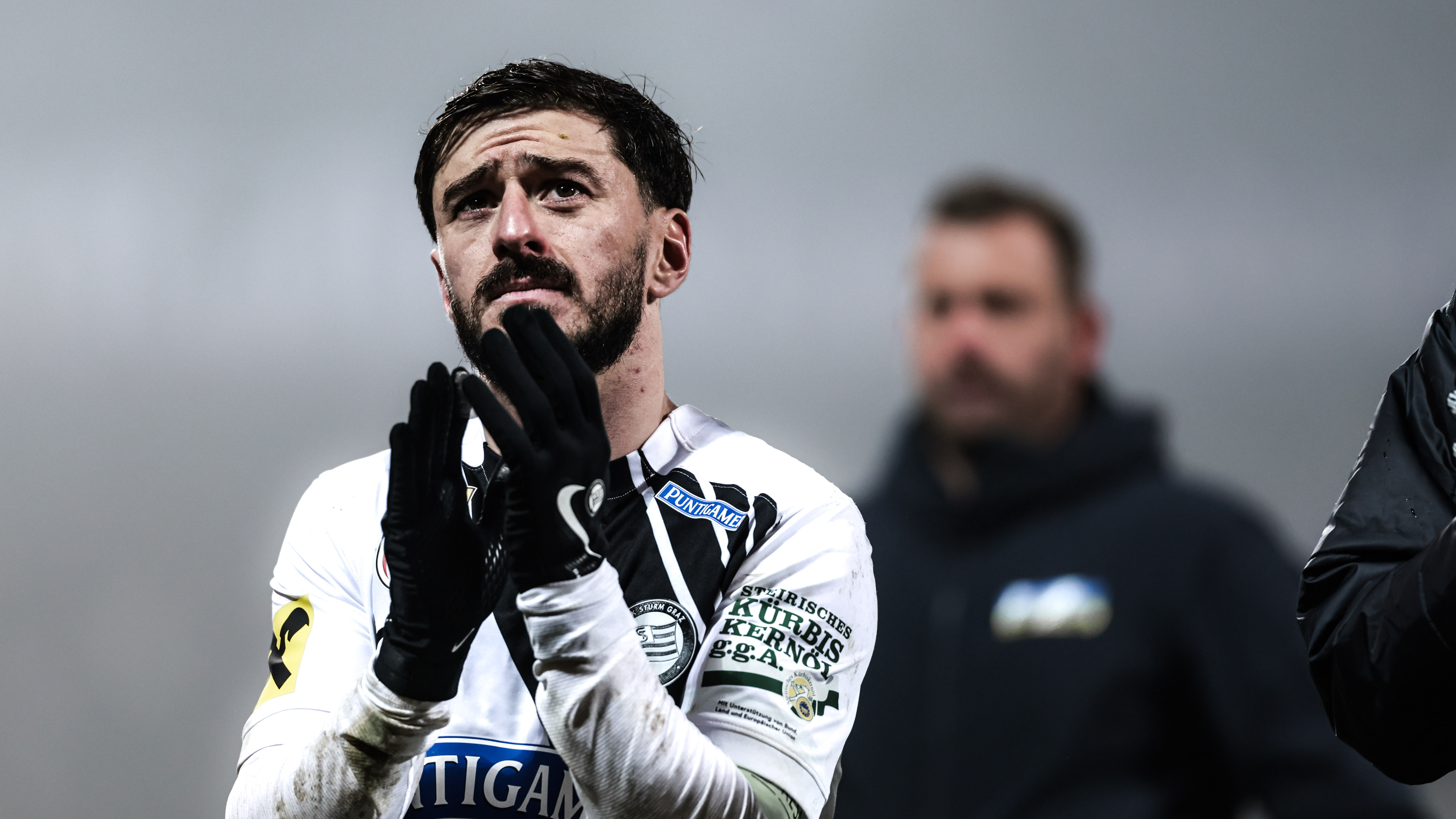 Ein Mann mit Handschuhen klatscht