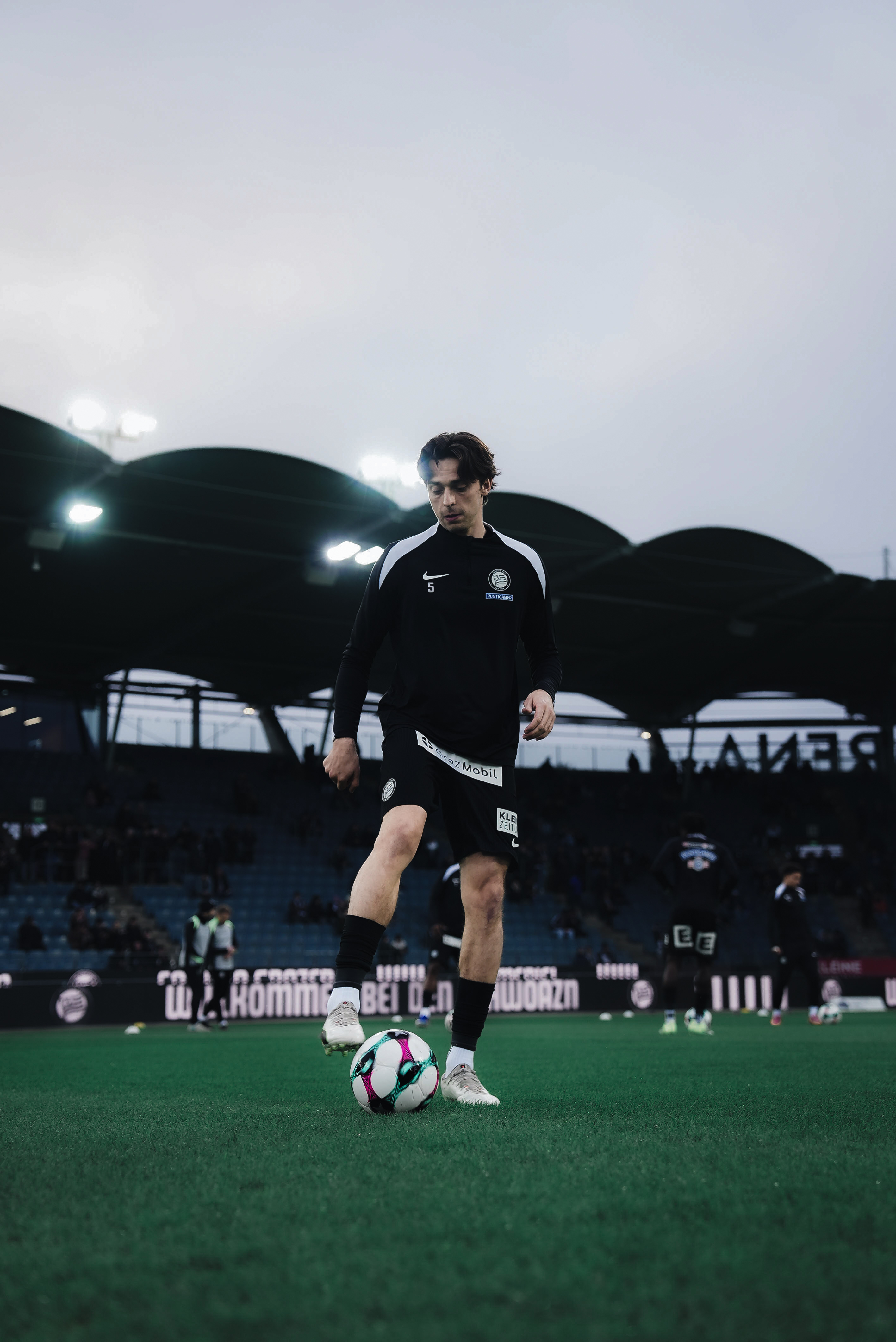 Ein Spieler, der seinen Fuß auf den Ball stellt.