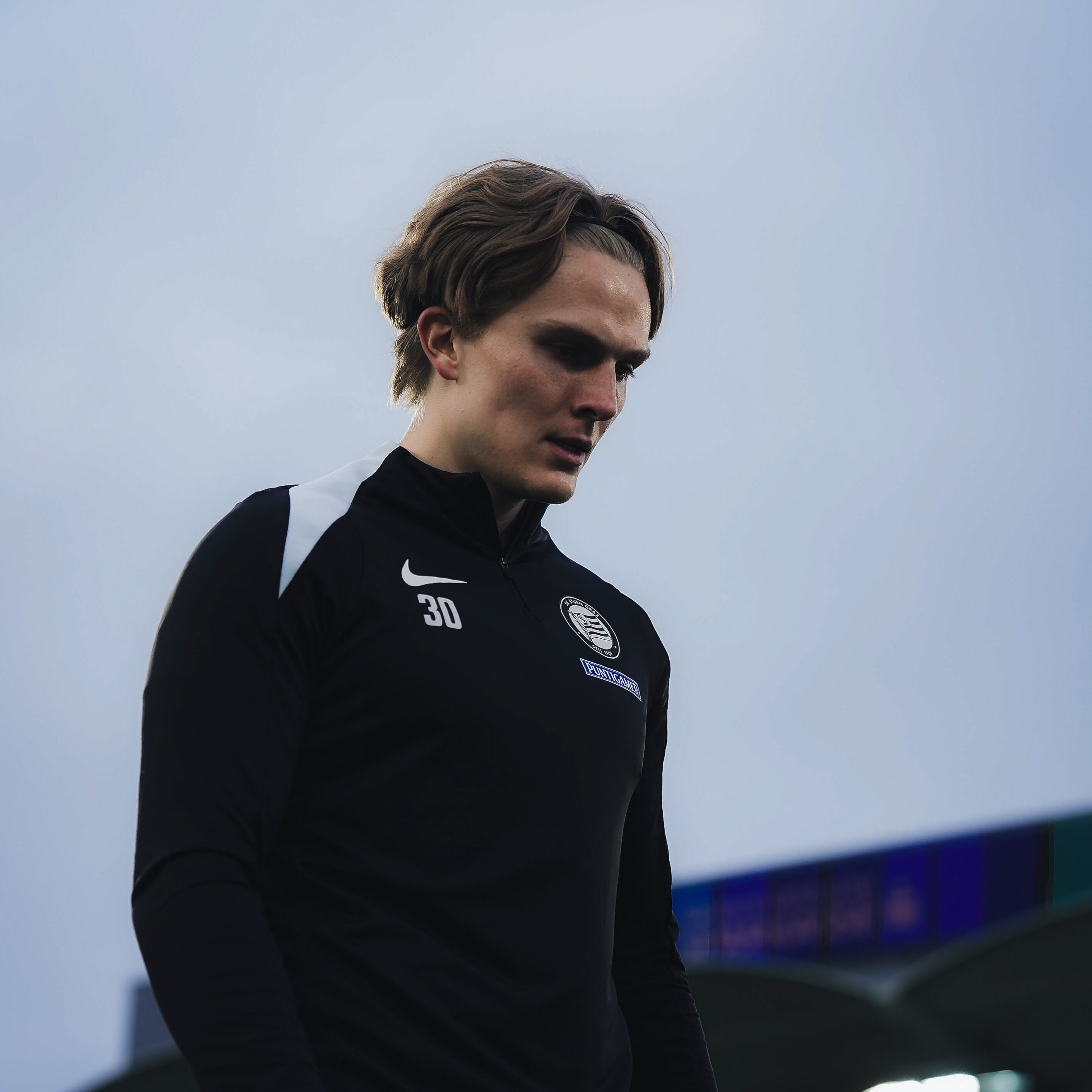 Ein Spieler blickt auf den Boden.