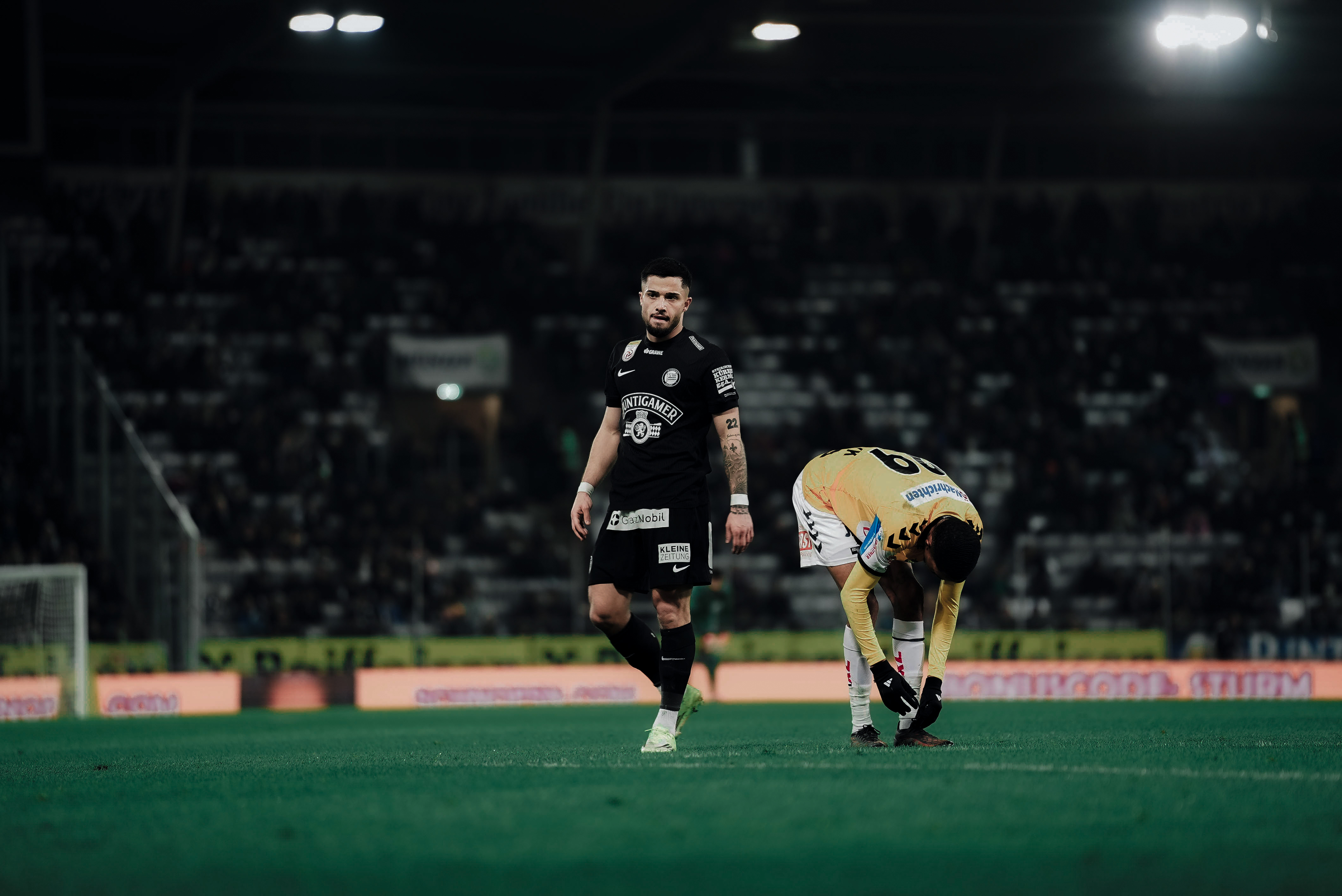 Ein Spieler auf dem Rasen.