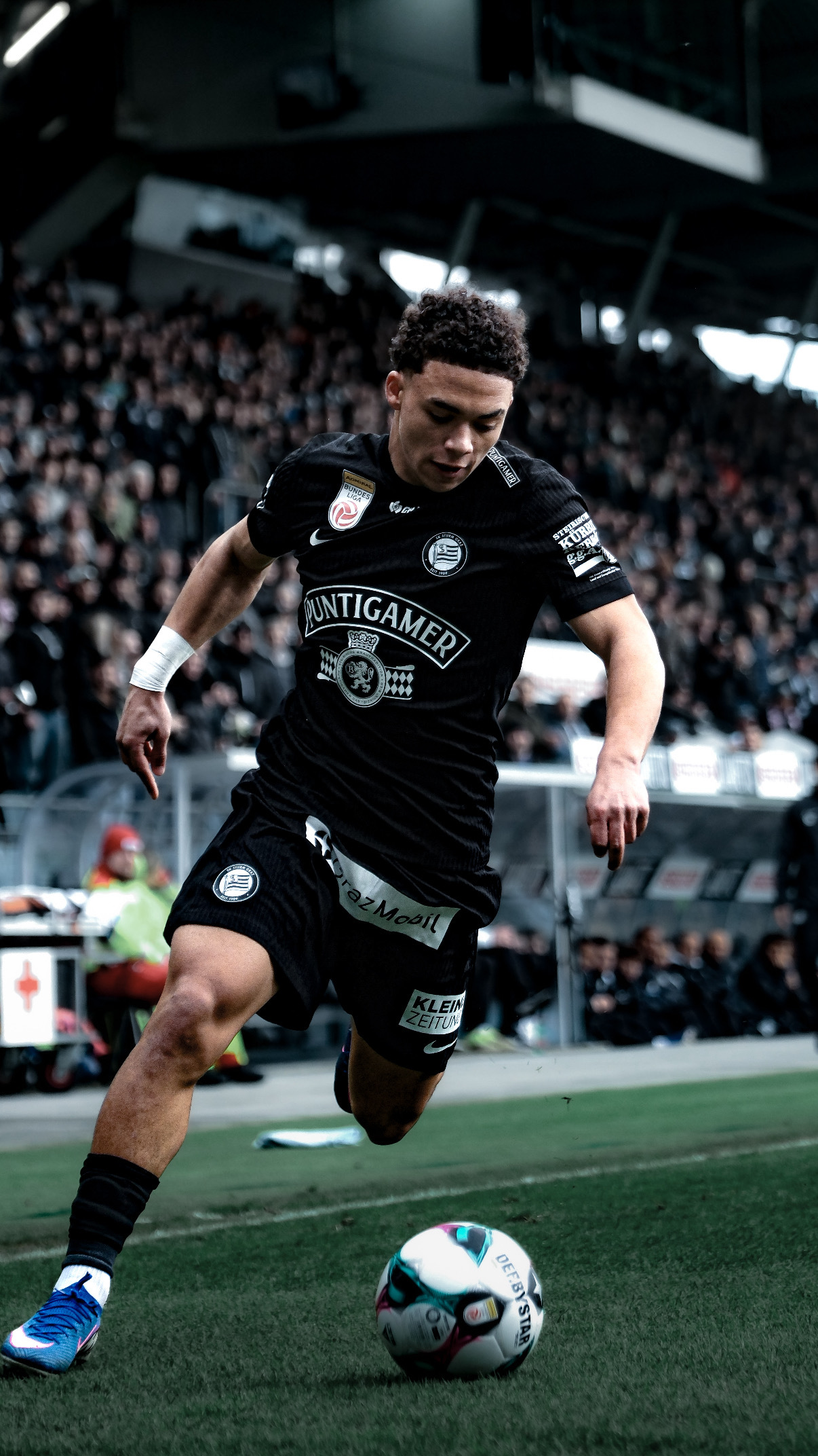 Ein Spieler in einem schwarzen Trikot im Stadion