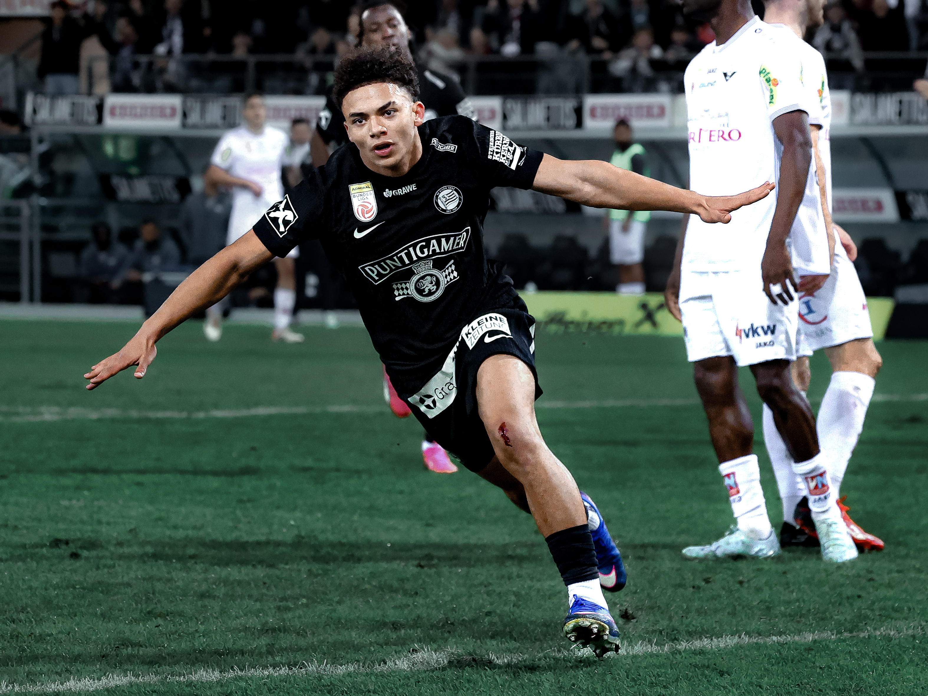 Ein Mann, der jubelt.