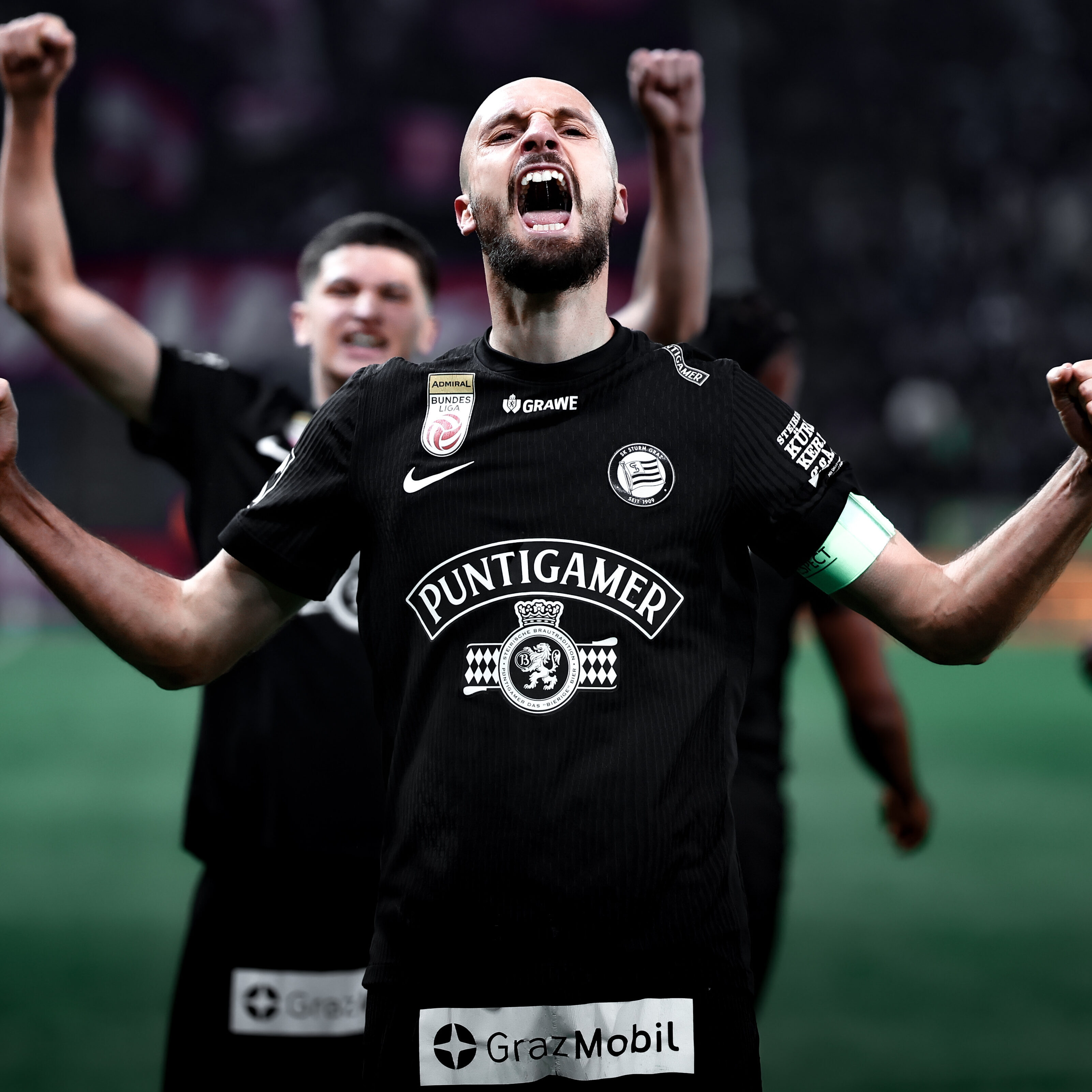 Zwei Spieler in schwarz jubeln