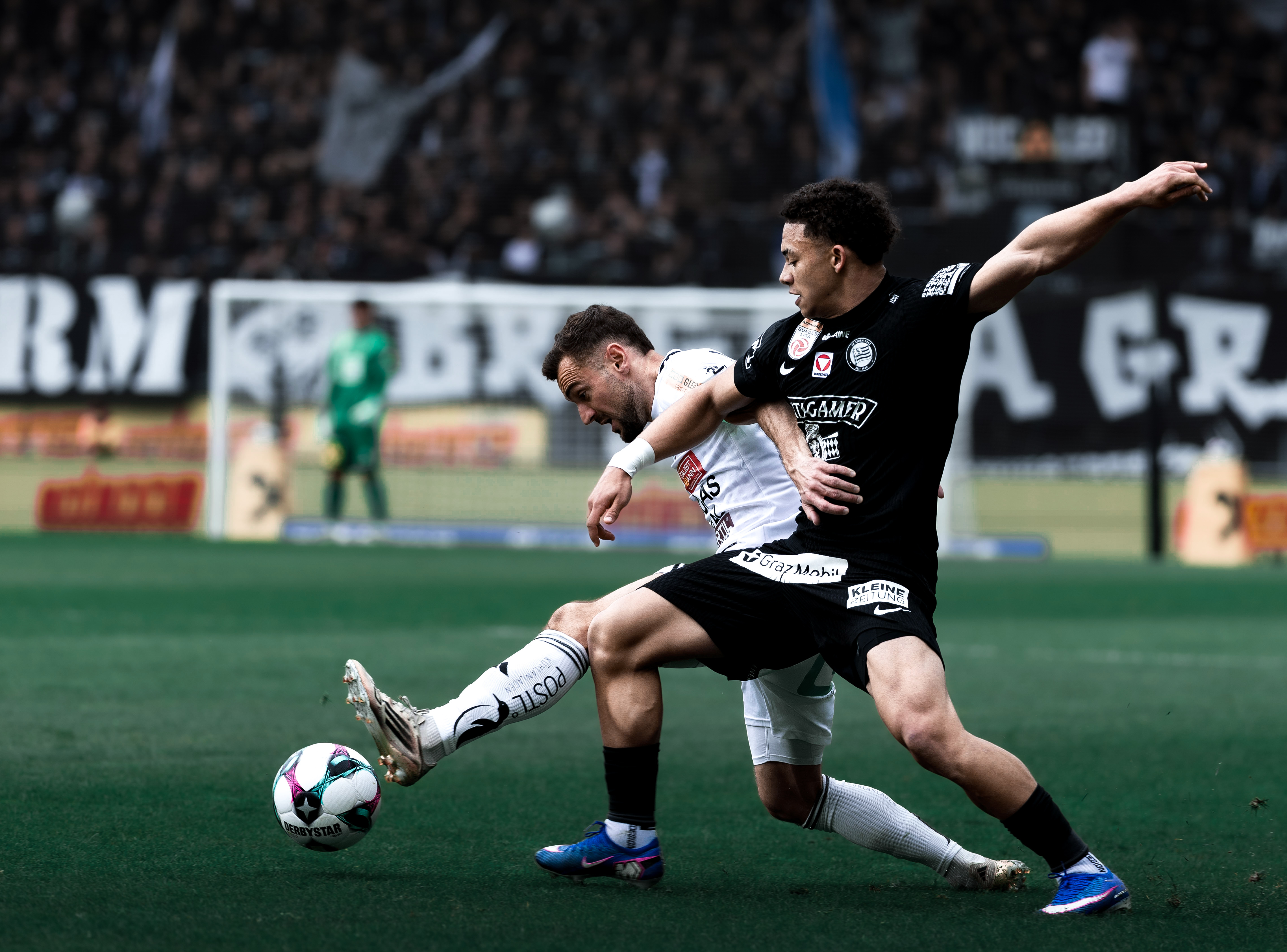 Ein Zweikampf zwischen zwei Spielern.