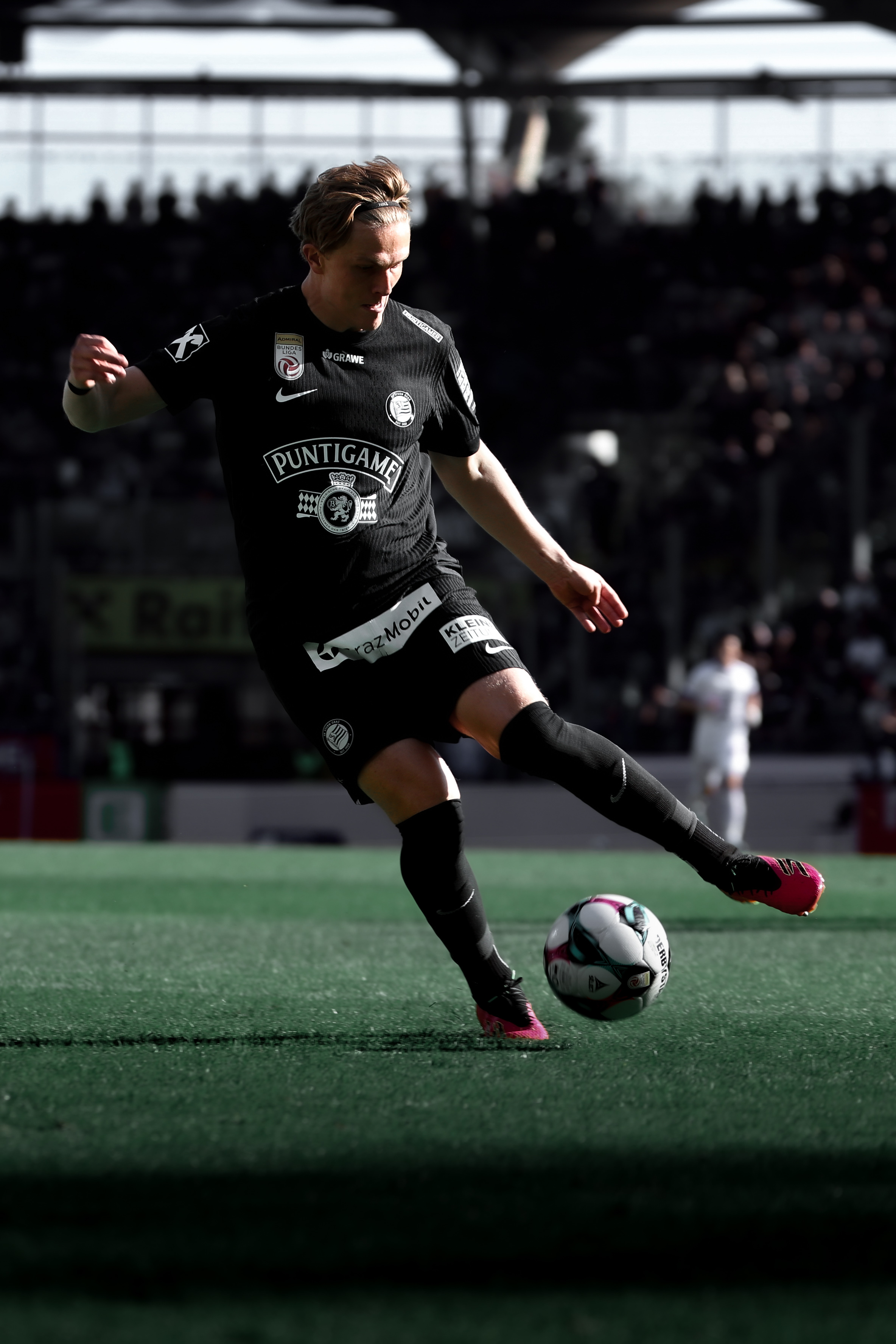 Ein Spieler, der den Ball spielt.