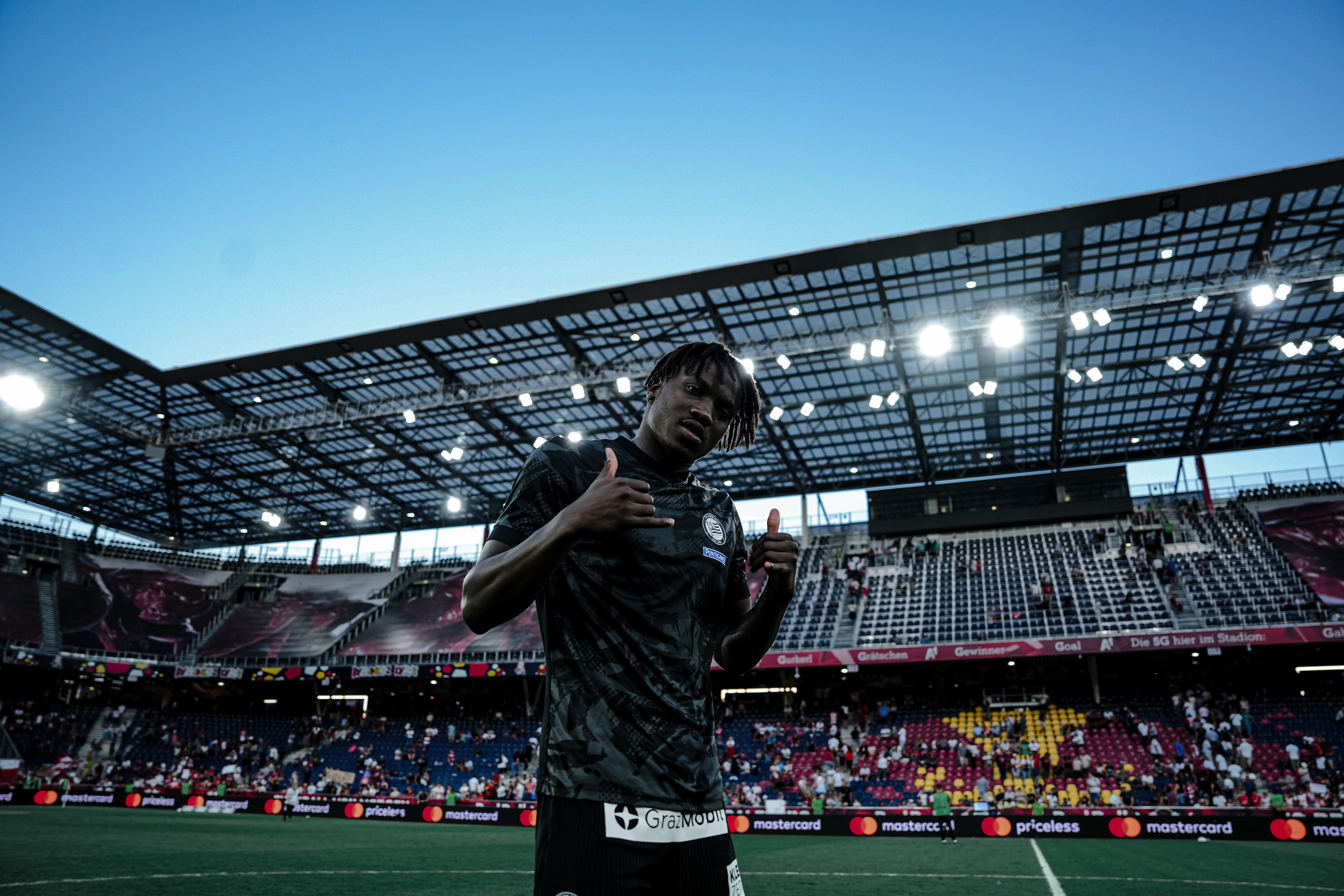 Ein Spieler, der in die Kamera blickt.