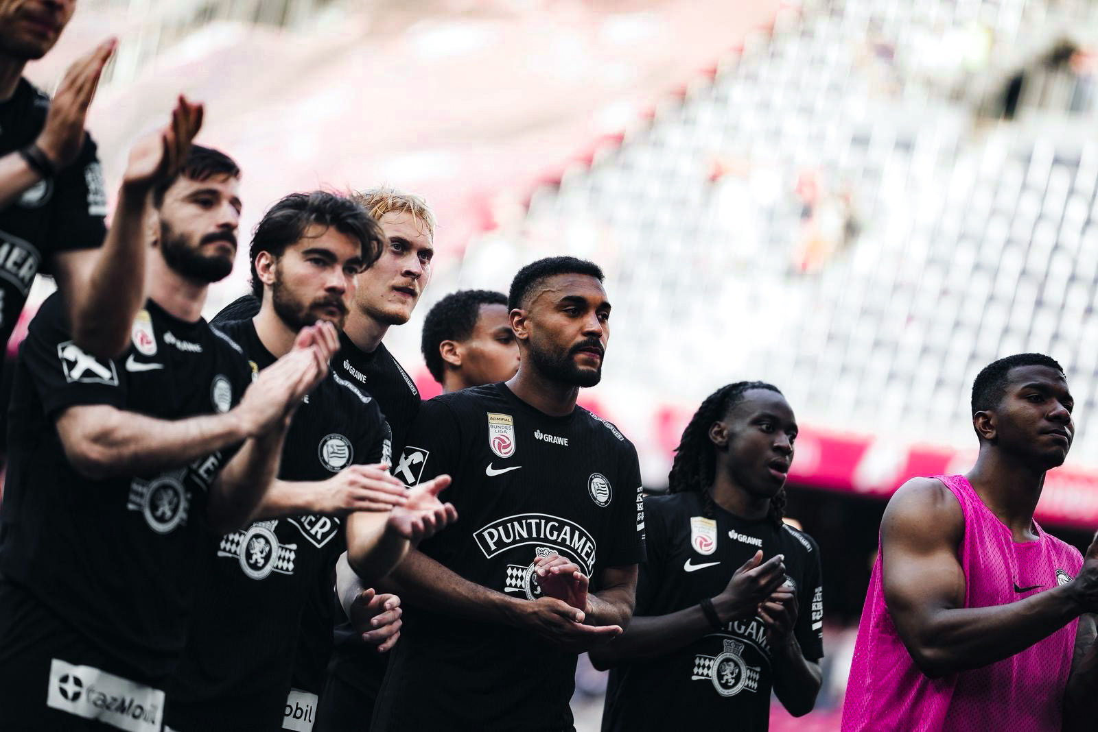 Viele Spieler in schwarz klatschen.