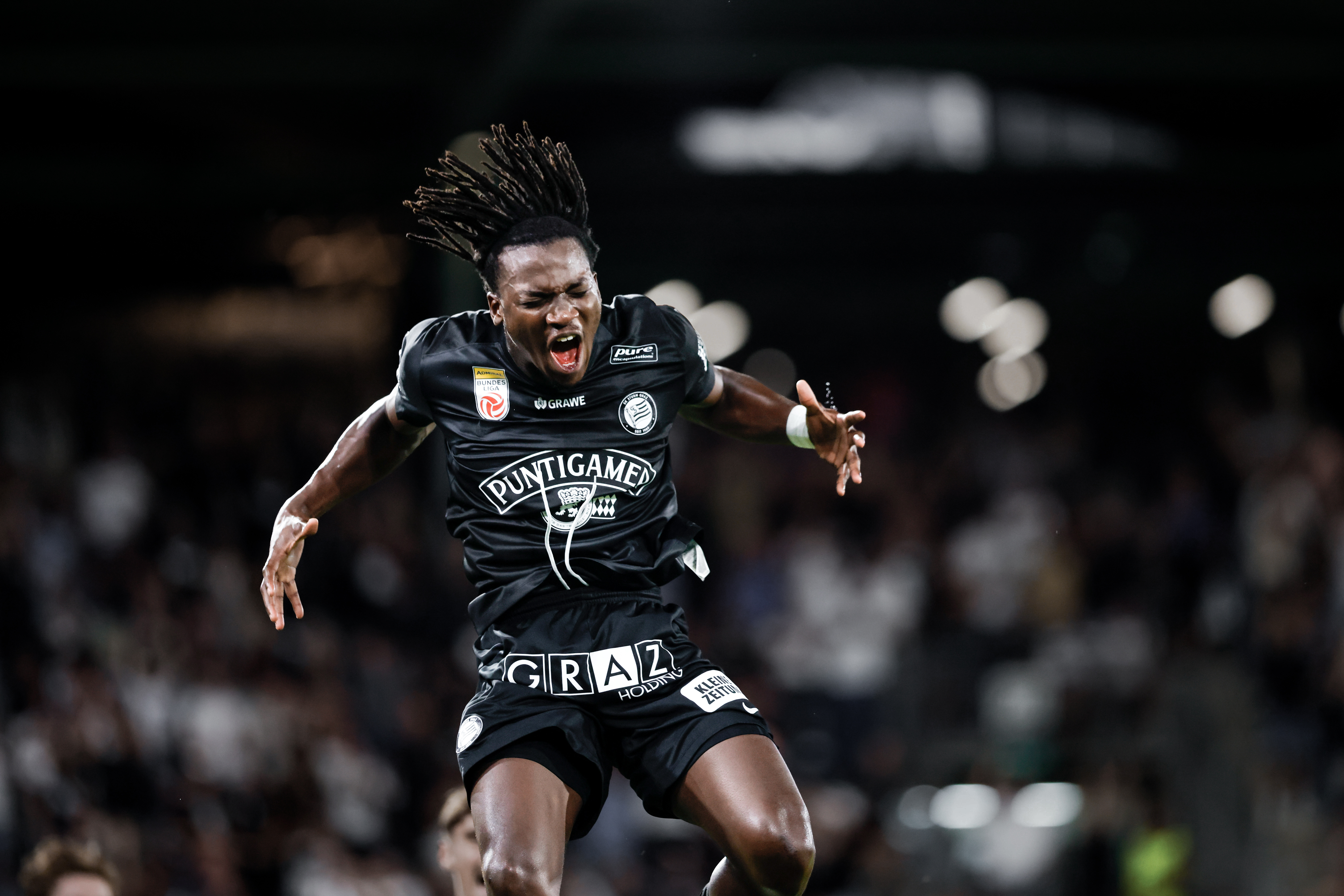 Ein Spieler im schwarzen Trikot jubelt.