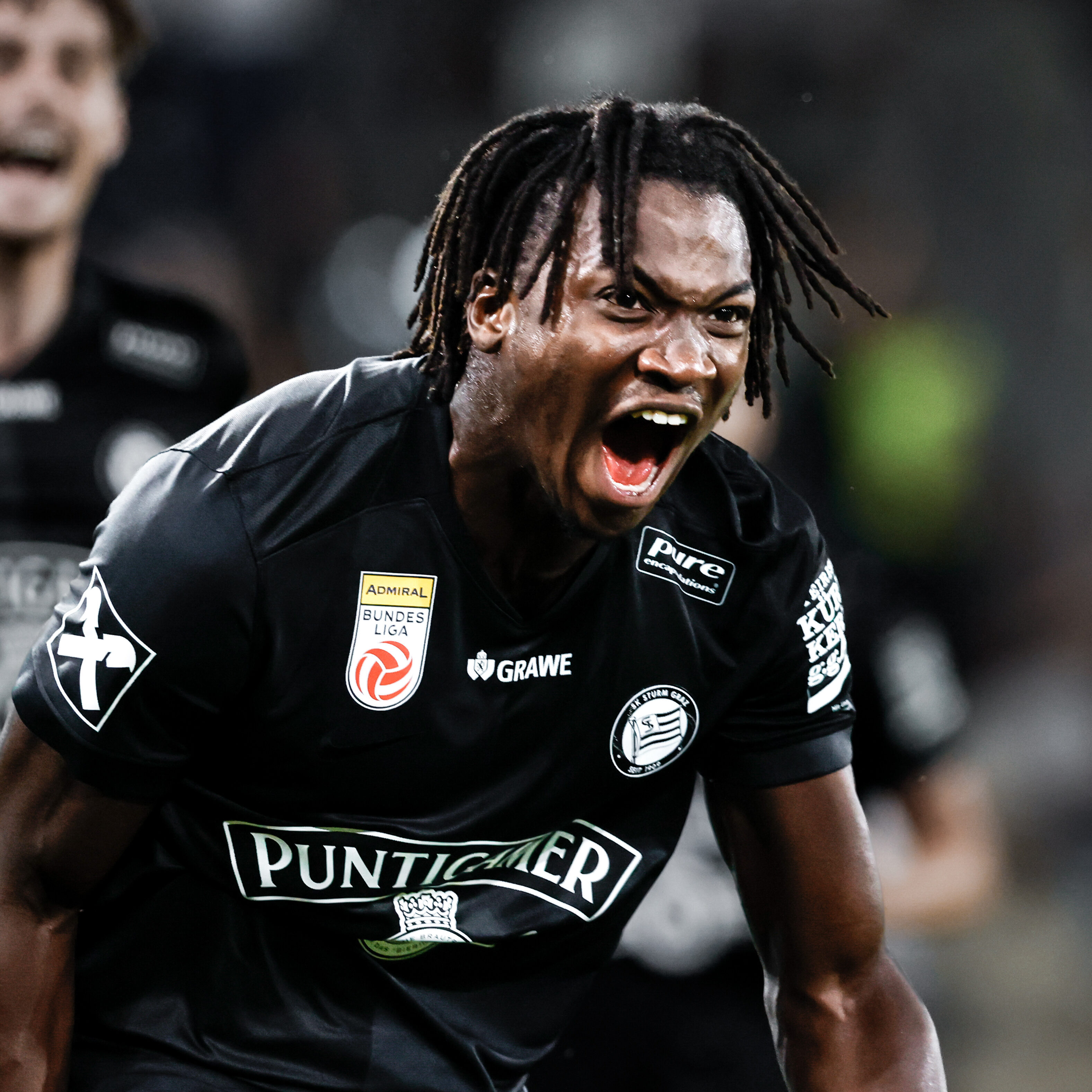 Ein Spieler jubelt im schwarzen Trikot.