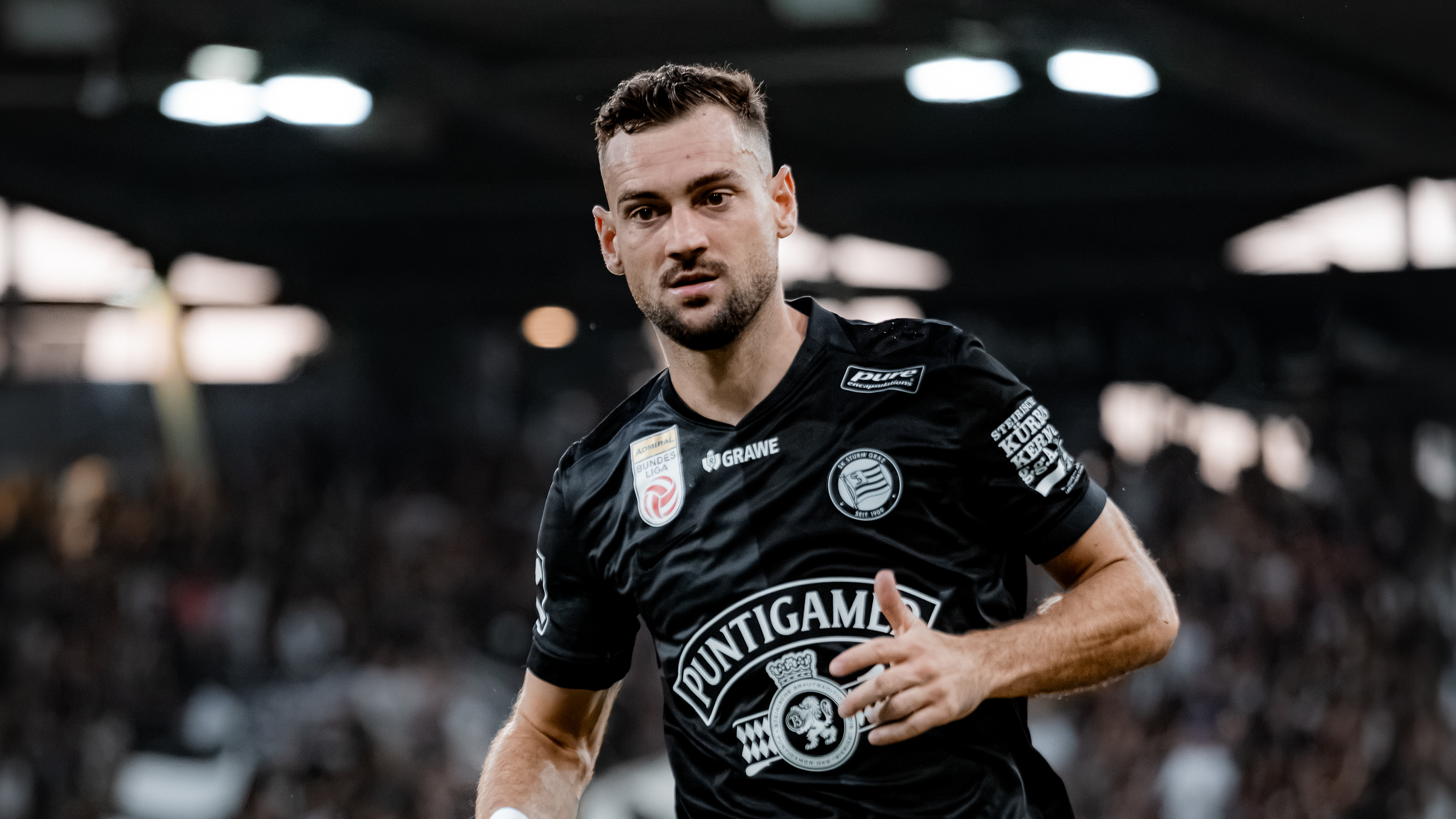 Ein Spieler in einem schwarzen Trikot läuft