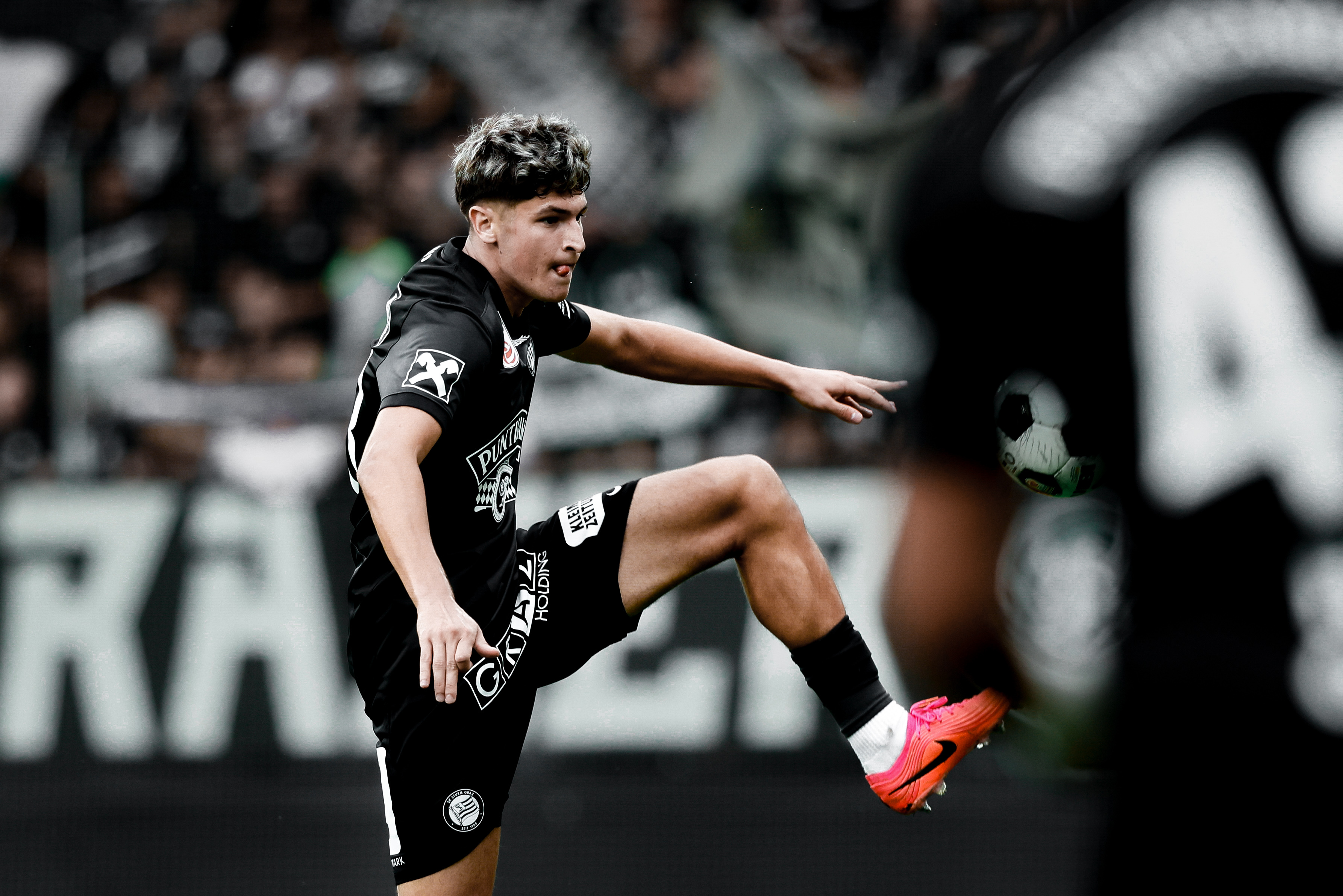 Ein Spieler hebt einen Fuß in die Höhe.