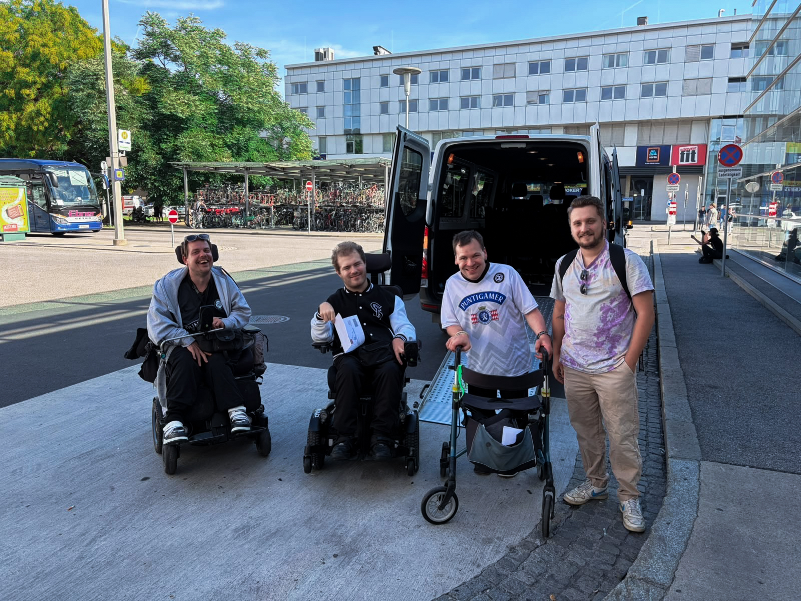 Eine Gruppe Männer mit Rollstühlen.